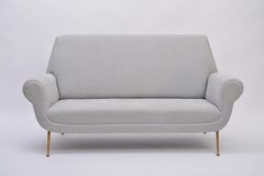 Canapé gris italien retapissé de style mi-siècle moderne, Gigi Radice pour Minotti