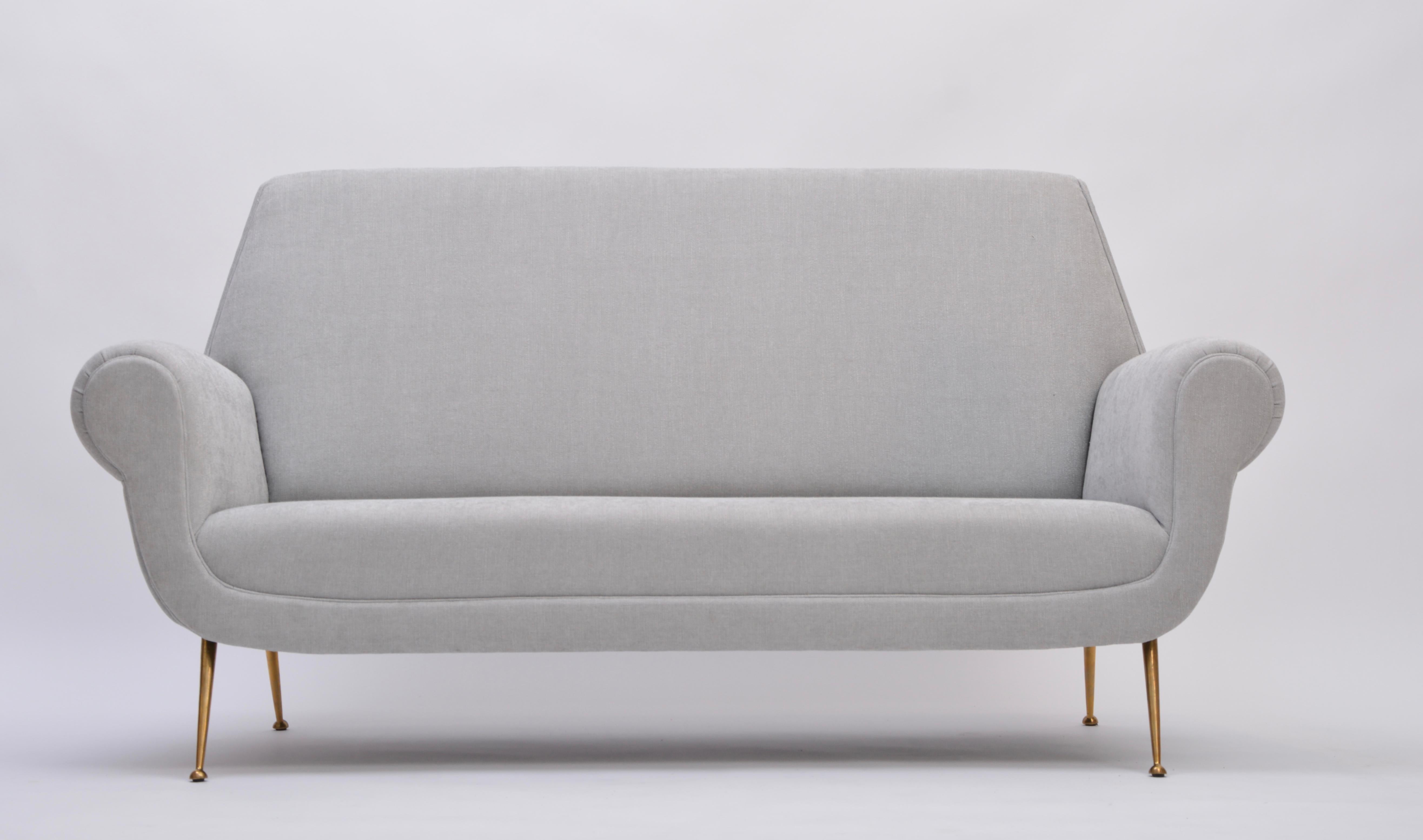 Reupholstered Grey Italian Mid-Century Modern sofa by Gigi Radice for Minotti In Good Condition For Sale In Berlin, DE