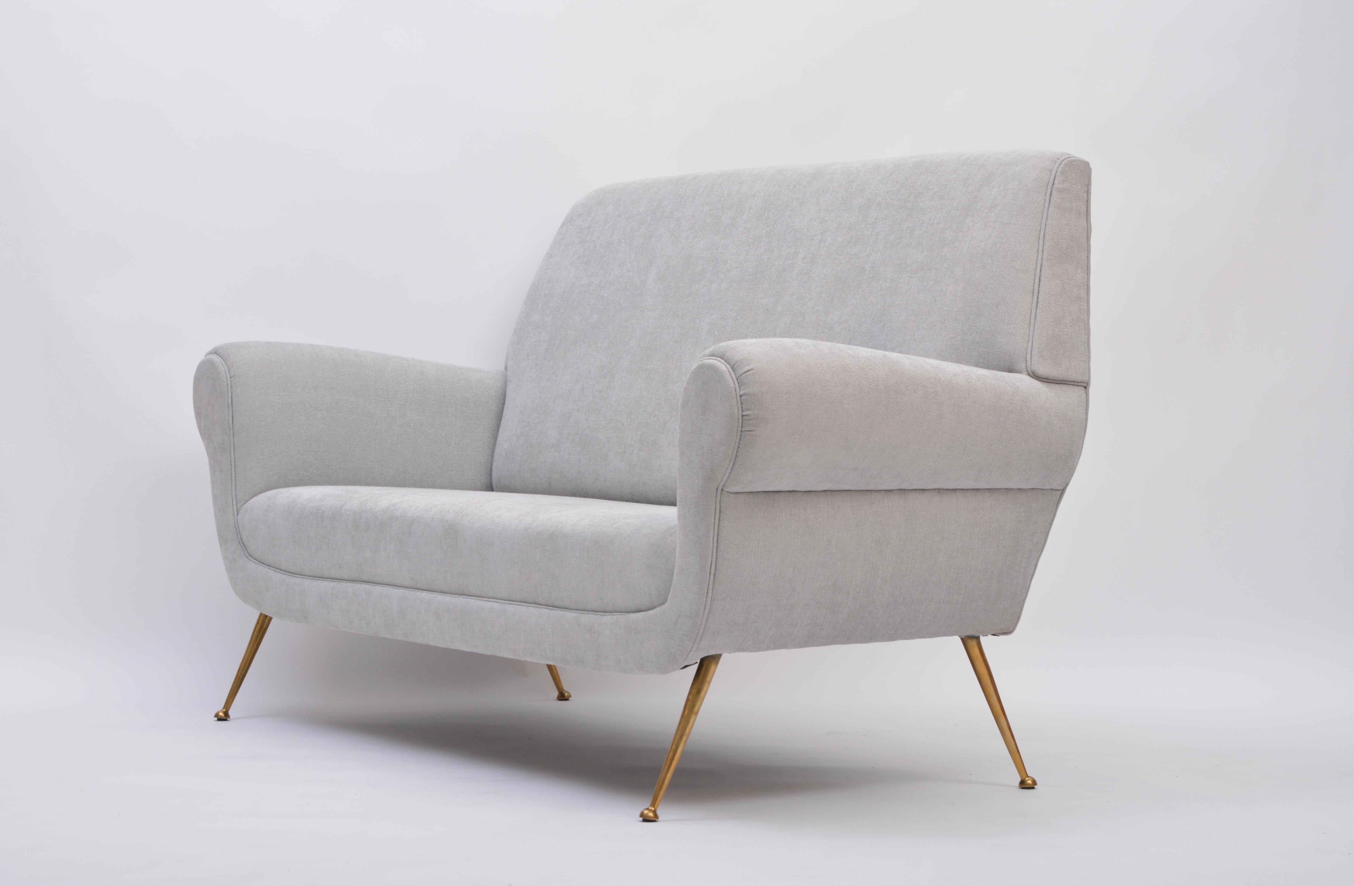 Sofá moderno italiano de mediados de siglo retapizado gris de Gigi Radice para Minotti Italiano en venta