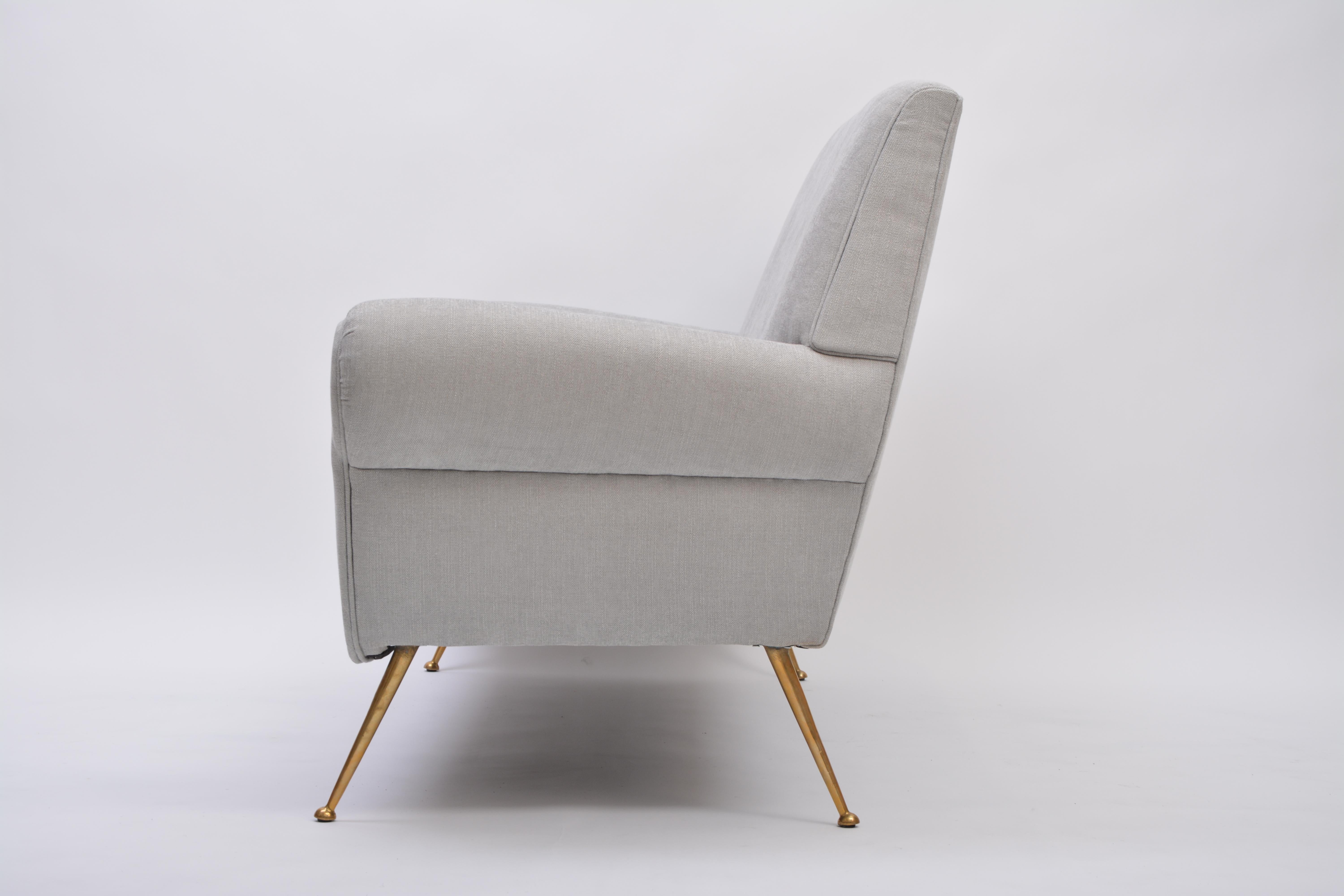Sofá moderno italiano de mediados de siglo retapizado gris de Gigi Radice para Minotti Latón en venta