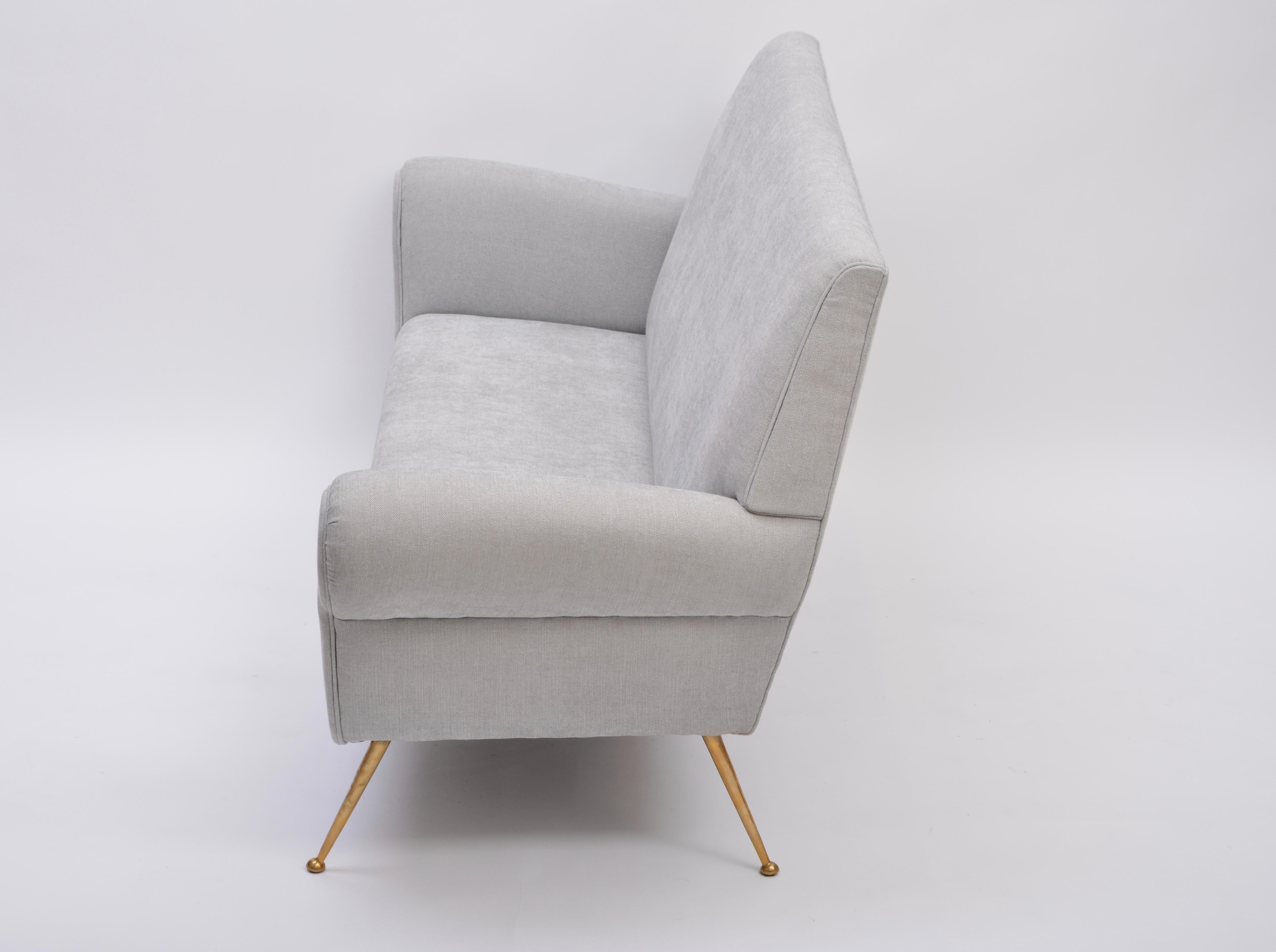 Sofá moderno italiano de mediados de siglo retapizado gris de Gigi Radice para Minotti en venta 1