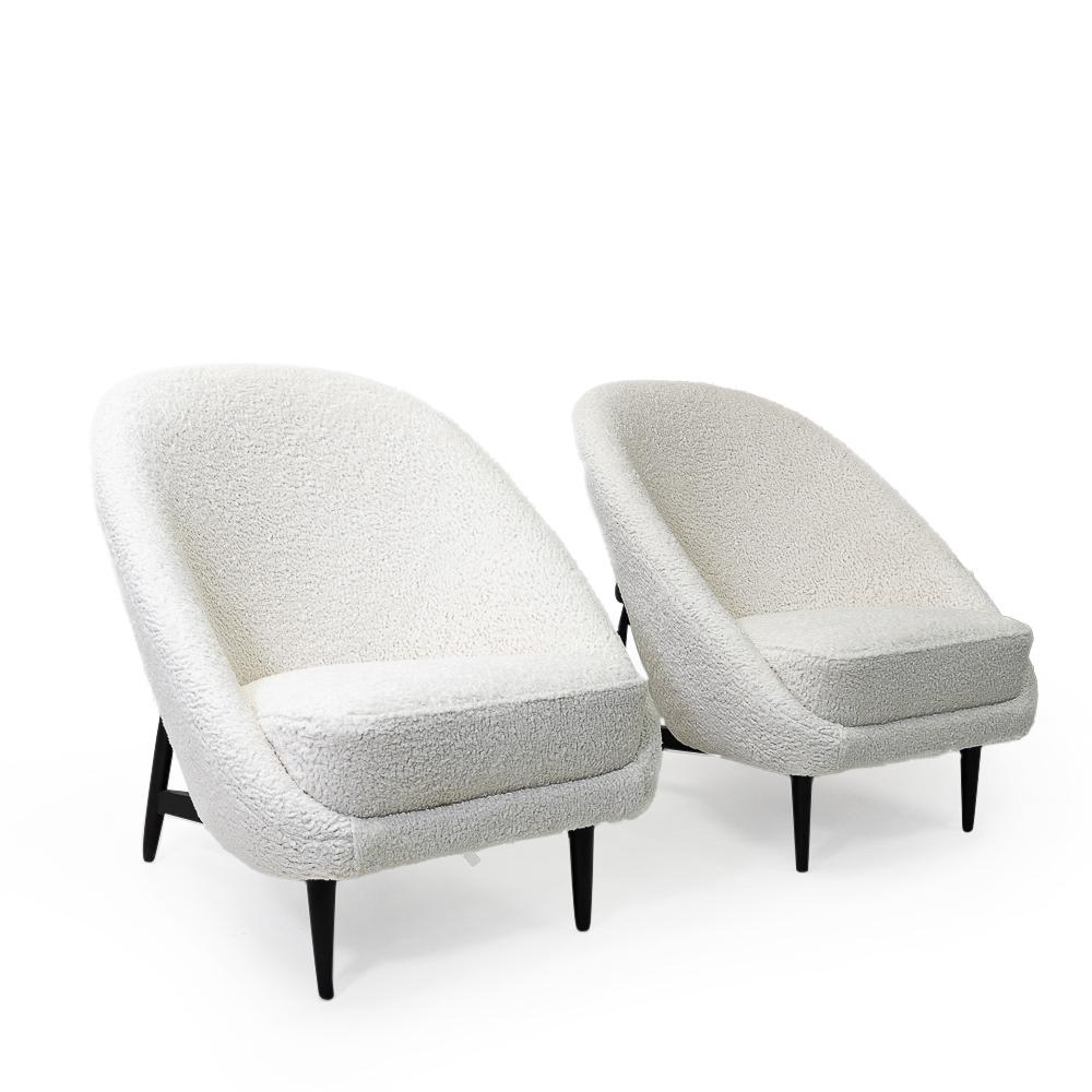 Set of two beautiful lounge chairs by Theo Ruth for Artifort (The Netherlands).

The chairs have been reupholstered with new foam and a very soft bouclé/sheep wool style fabric. The material used is soft to the touch, providing a very cozy and