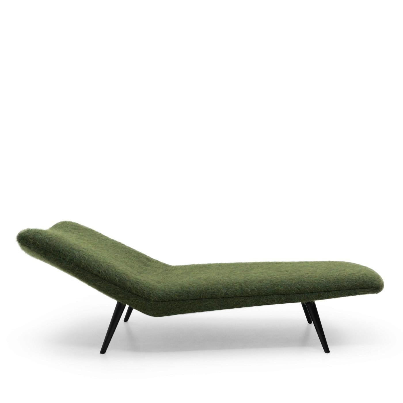 Sculptural daybed by Theo Ruth for Artifort (The Netherlands) from the 1950s. 

The daybed has been reupholstered with new foam and a fabric by Pierre Frey (Yeti – Sous Bois). The fabric used is a blend of wool, mohair and alpaca; the weave used by
