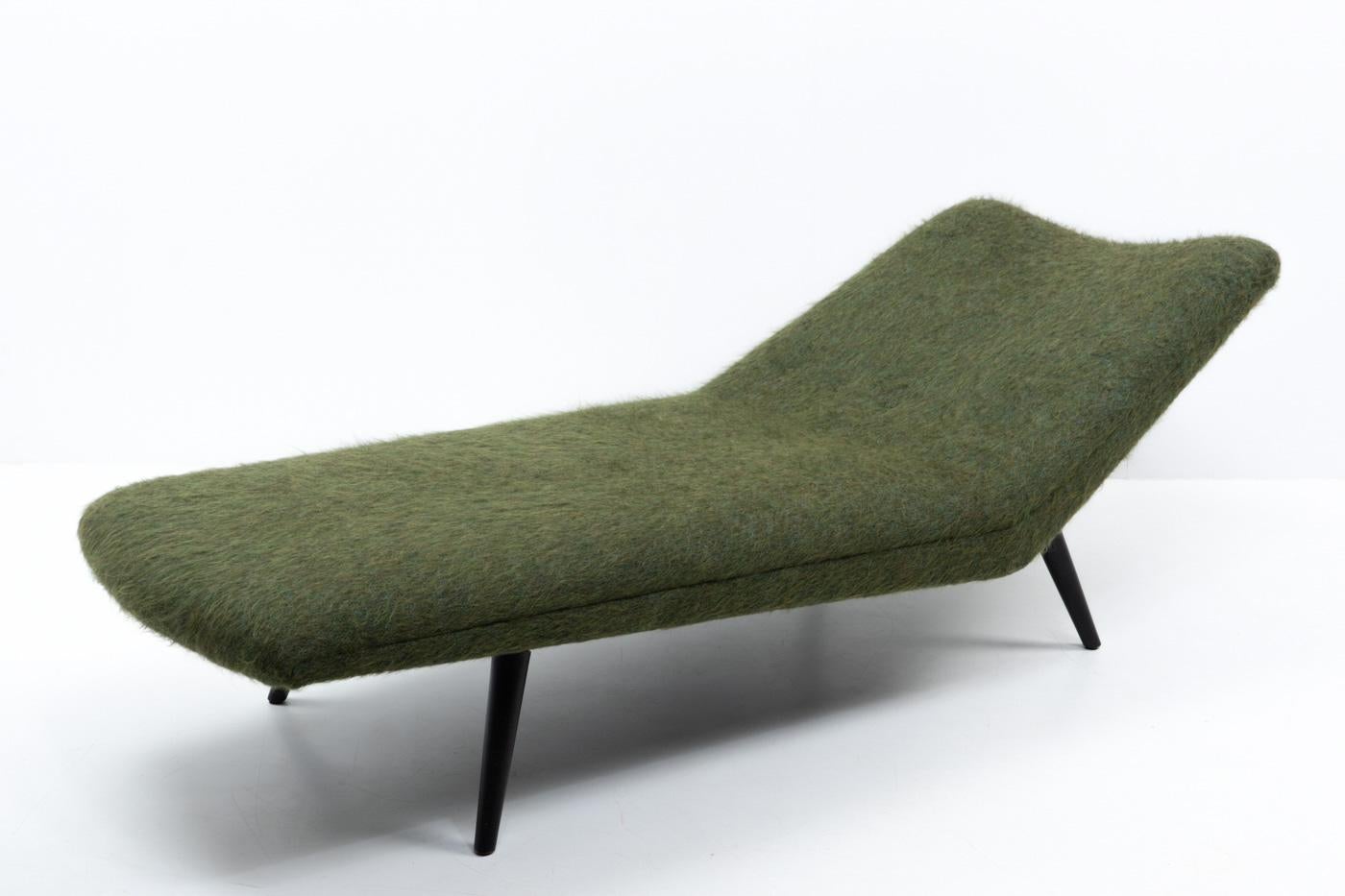 Reupholstered in Pierre Frey Yeti - Daybed by Theo Ruth for Artifort, 1950s For Sale 1