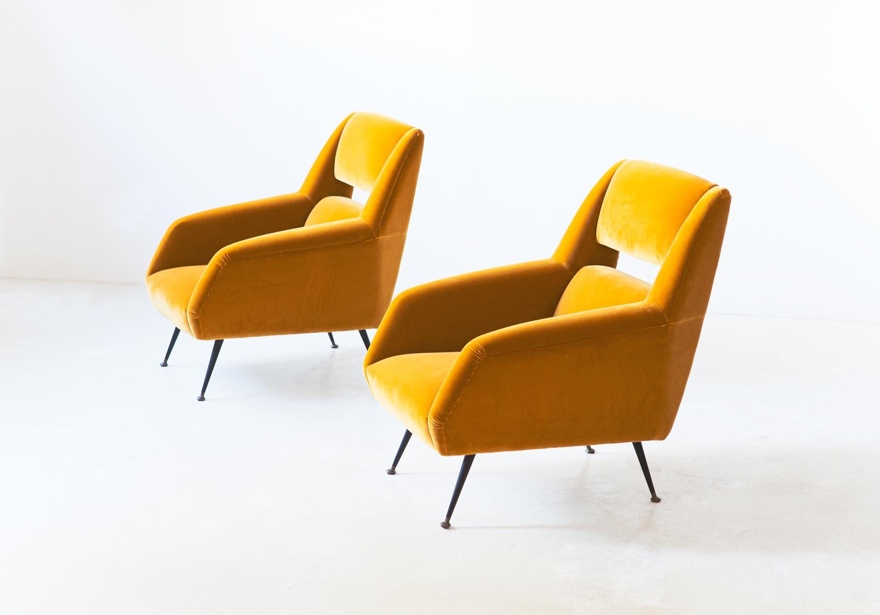 Set of two rare armchairs designed by Gigi Radice and produced by Minotti in Italy during the 1950s.

These original retro' chairs has been reupholstered with new velvet, also the padding is new. 
We have also worked on the legs with new black