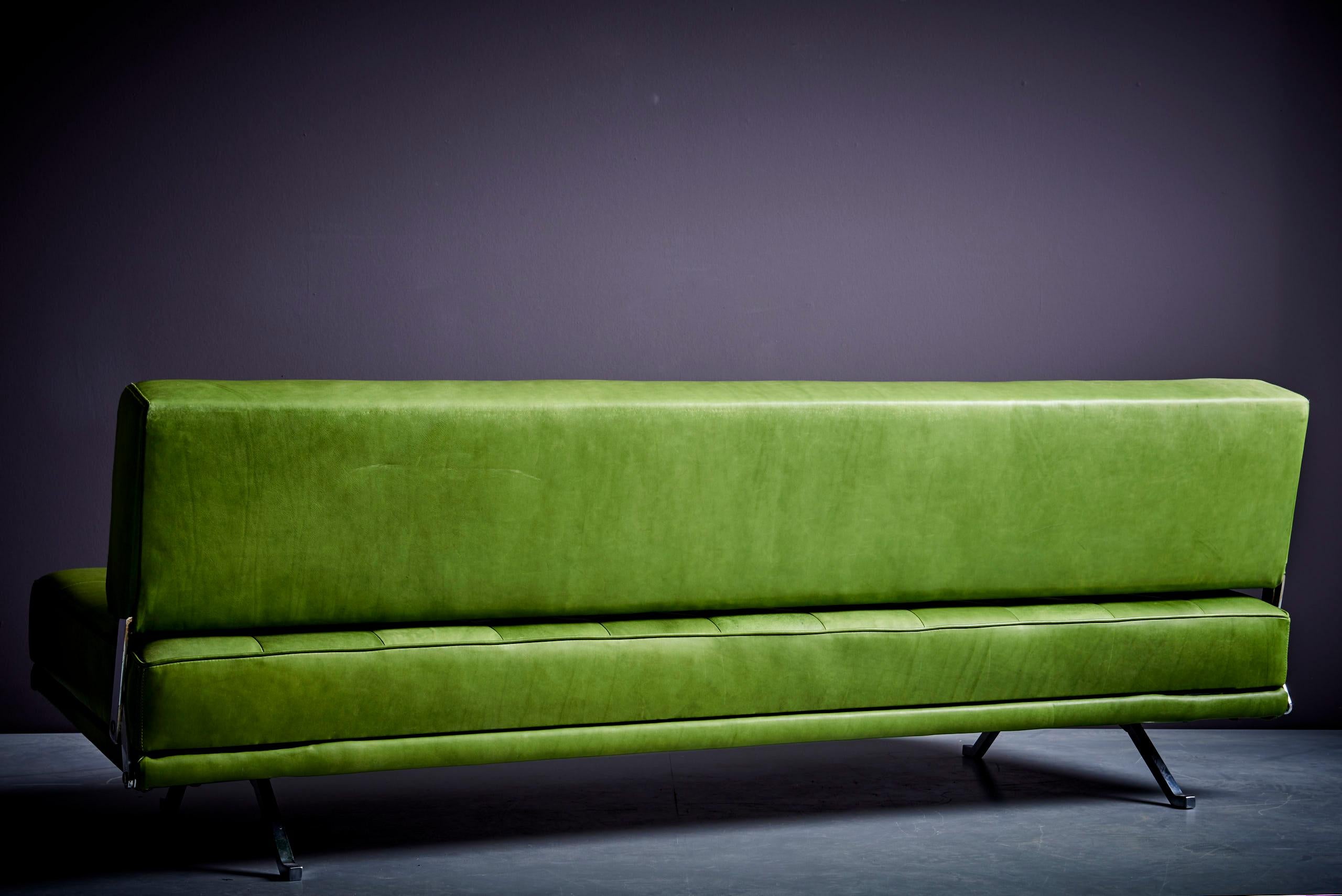 Reupholstered Johannes Spalt Sofa Daybed for Wittmann, 1960s in green leather  For Sale 6