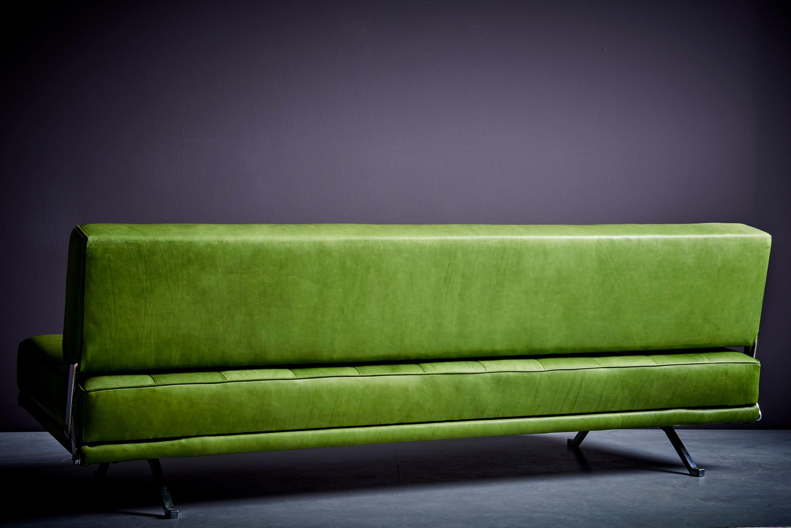 Reupholstered Johannes Spalt Sofa Daybed for Wittmann, 1960s in green leather  For Sale 7