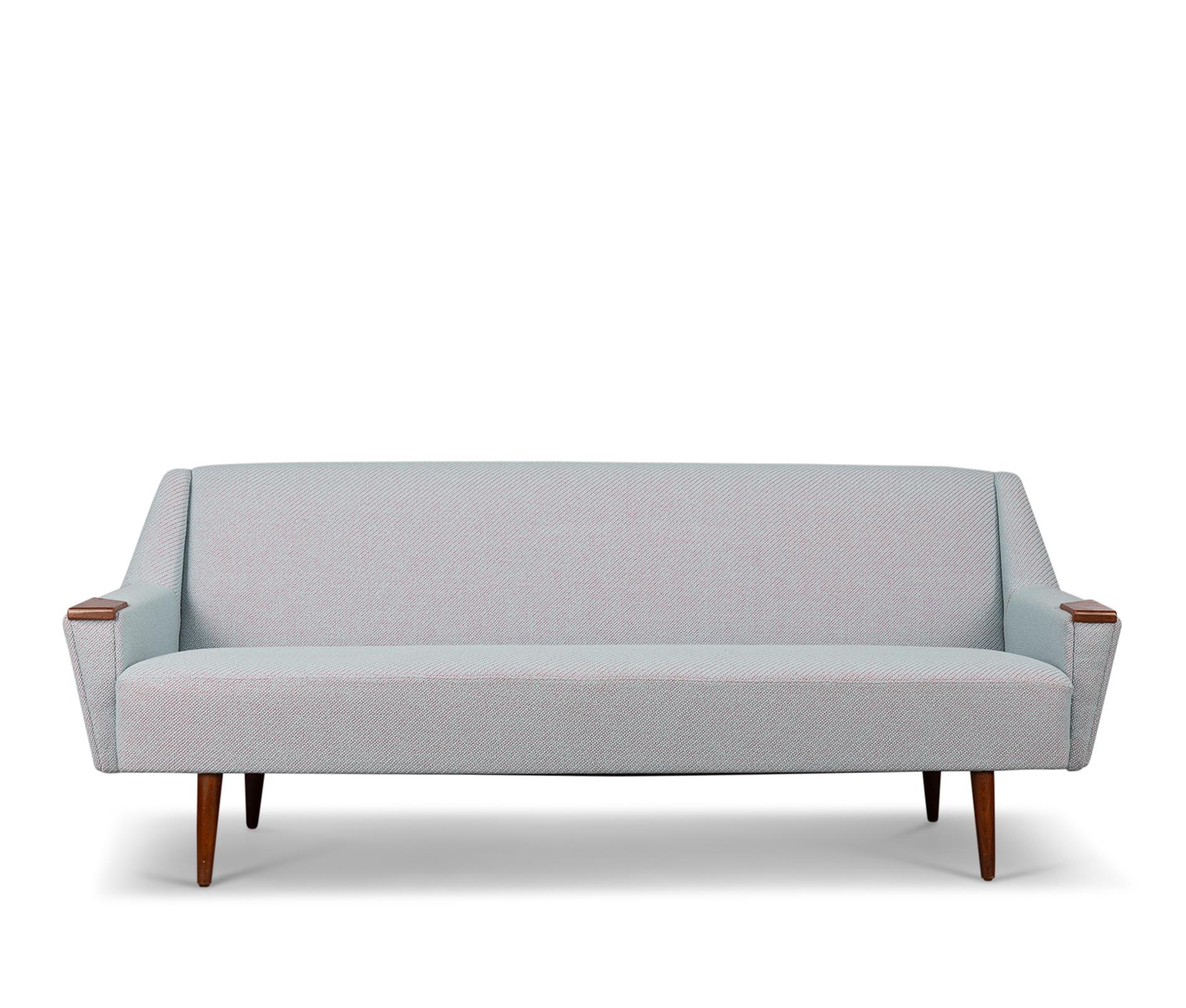 Vintage design sofa
Edgy Danish Design sofa made by Dux in stunning new upholstery. This sofa is reupholstered with Kvadrat Coda 2 no. 722. This sofa is reupholstered in full accordance with the original upholstery. This sofa has a spacious yet