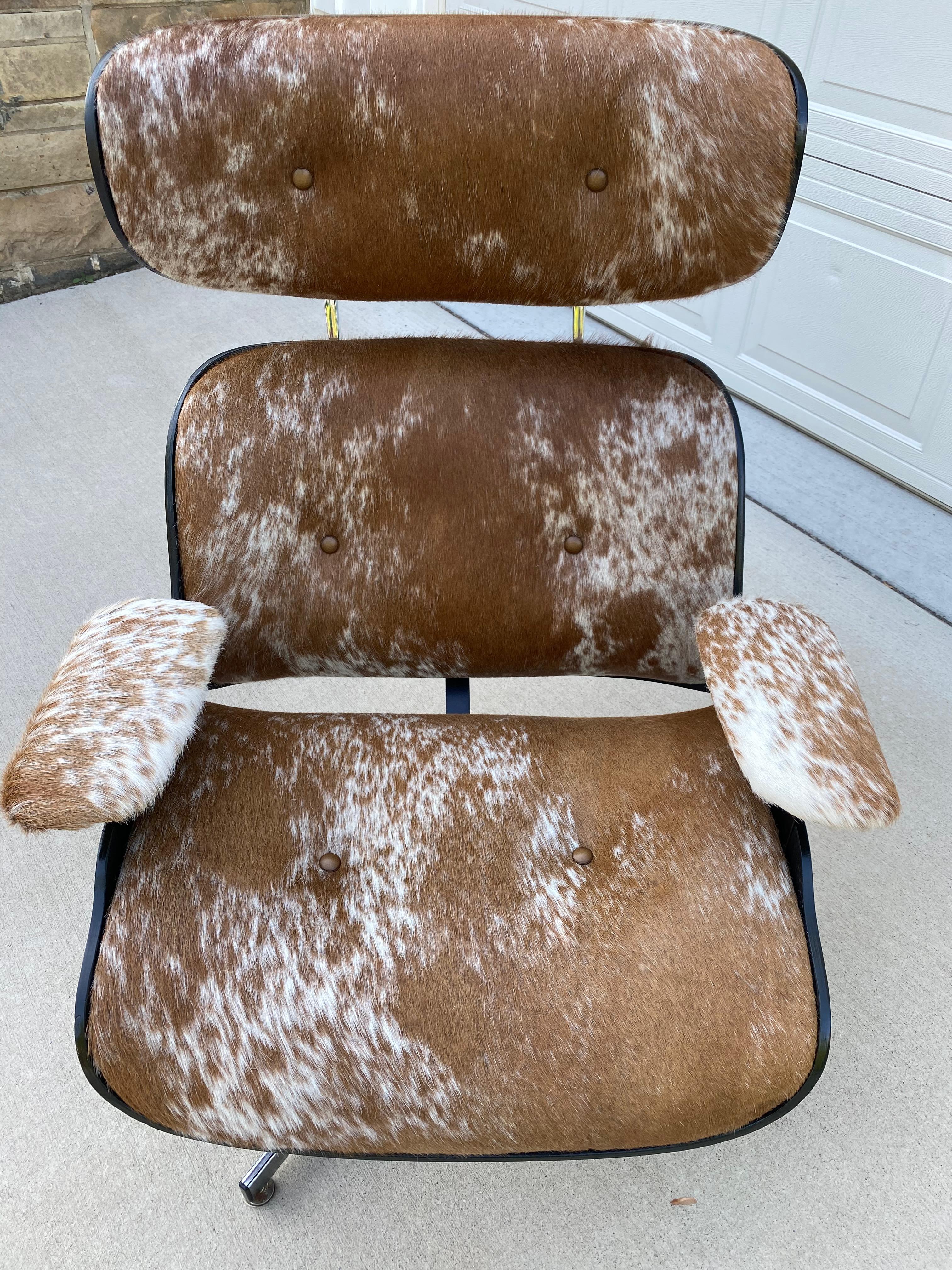Reupholstered Mcm Lounge Chair Set in Cowhide For Sale 3
