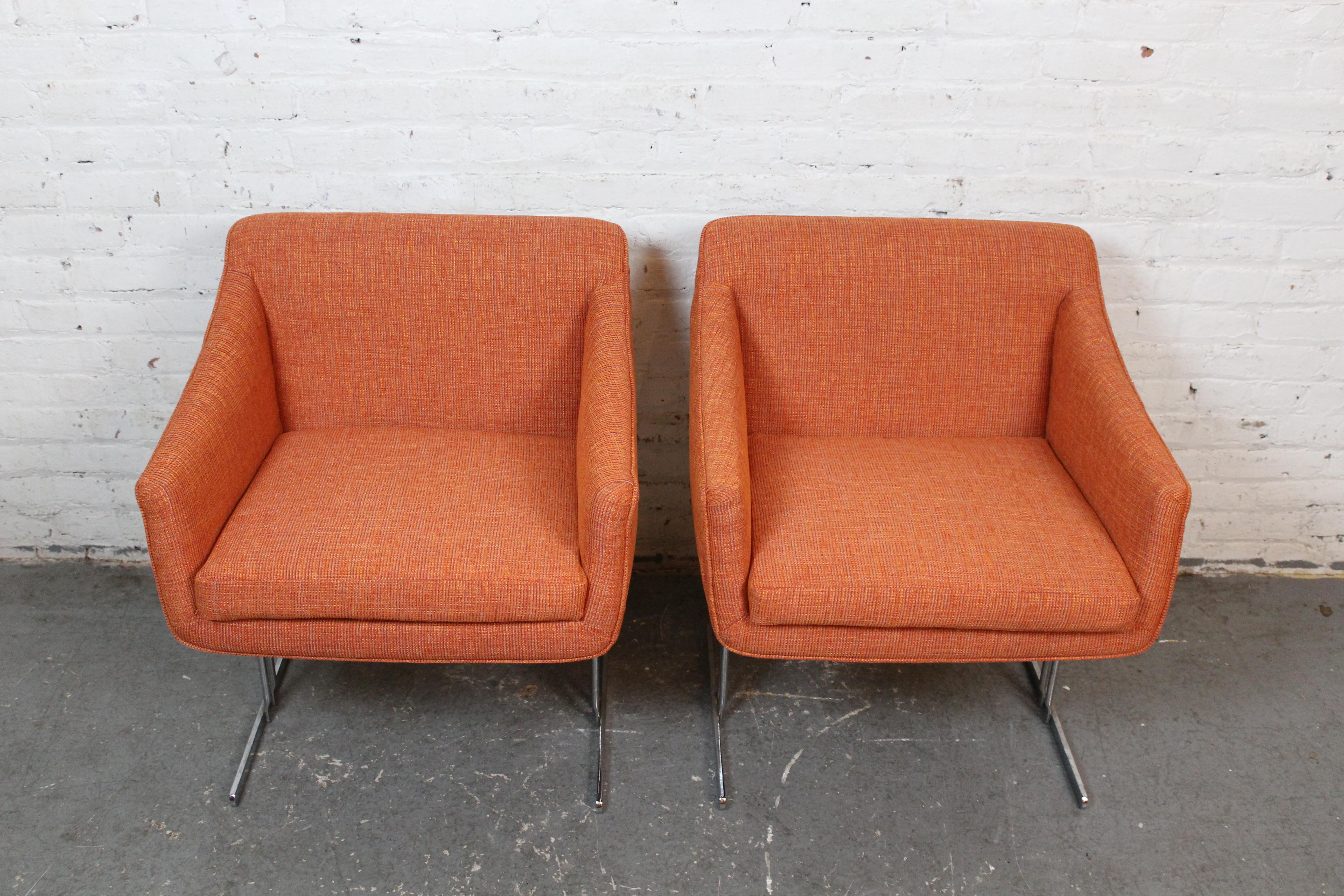 Holen Sie sich mit diesen charmanten Sesseln, die von Hugh Acton in Zusammenarbeit mit Burke Inc. für die Vecta Group in Dallas, Texas, entworfen wurden, einen echten Mid-Century-Modern-Stil nach Hause! Mit ihren geformten Glasfasersitzen und