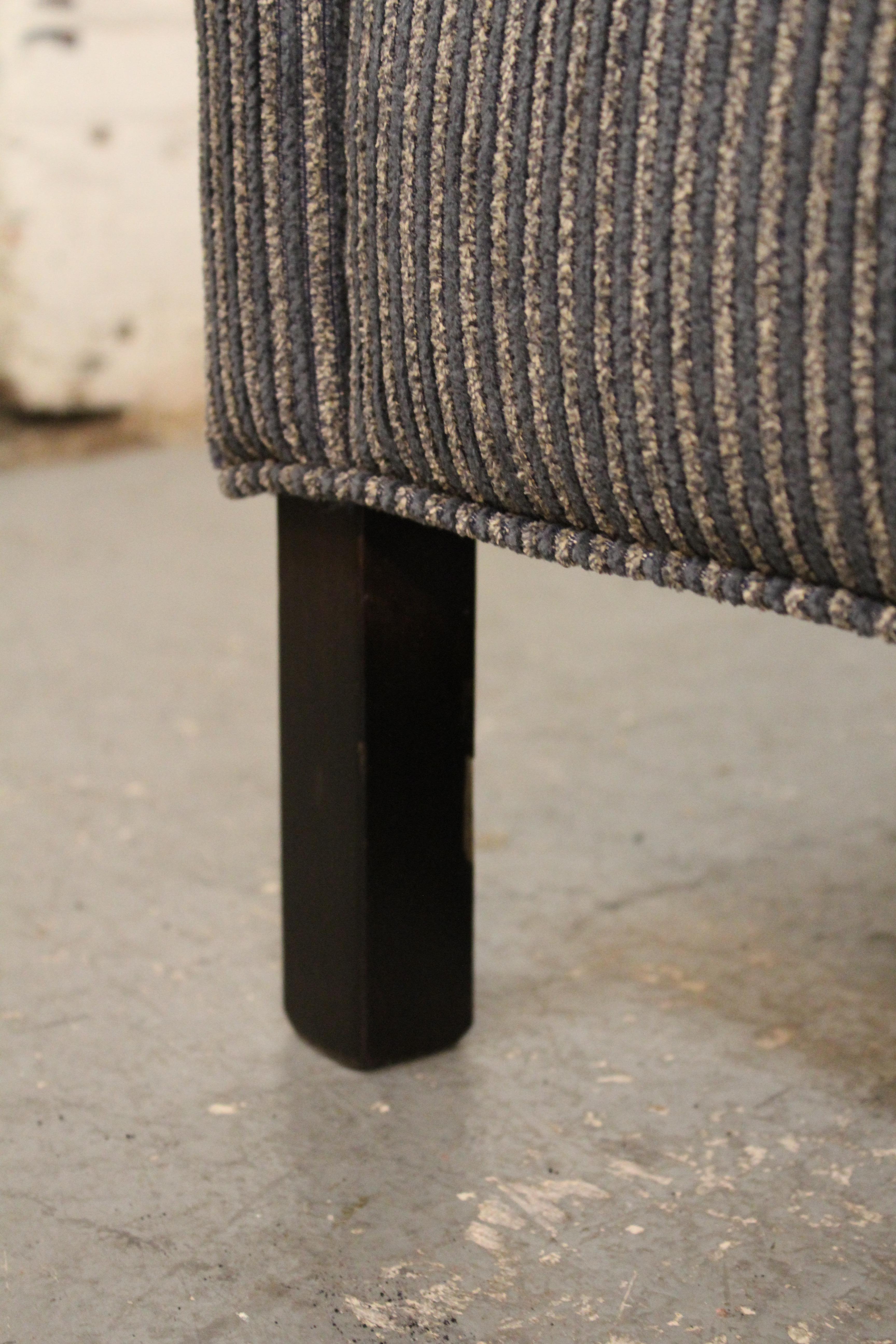 Neu gepolstertes Mid-Century Vintage Sofa im Angebot 3