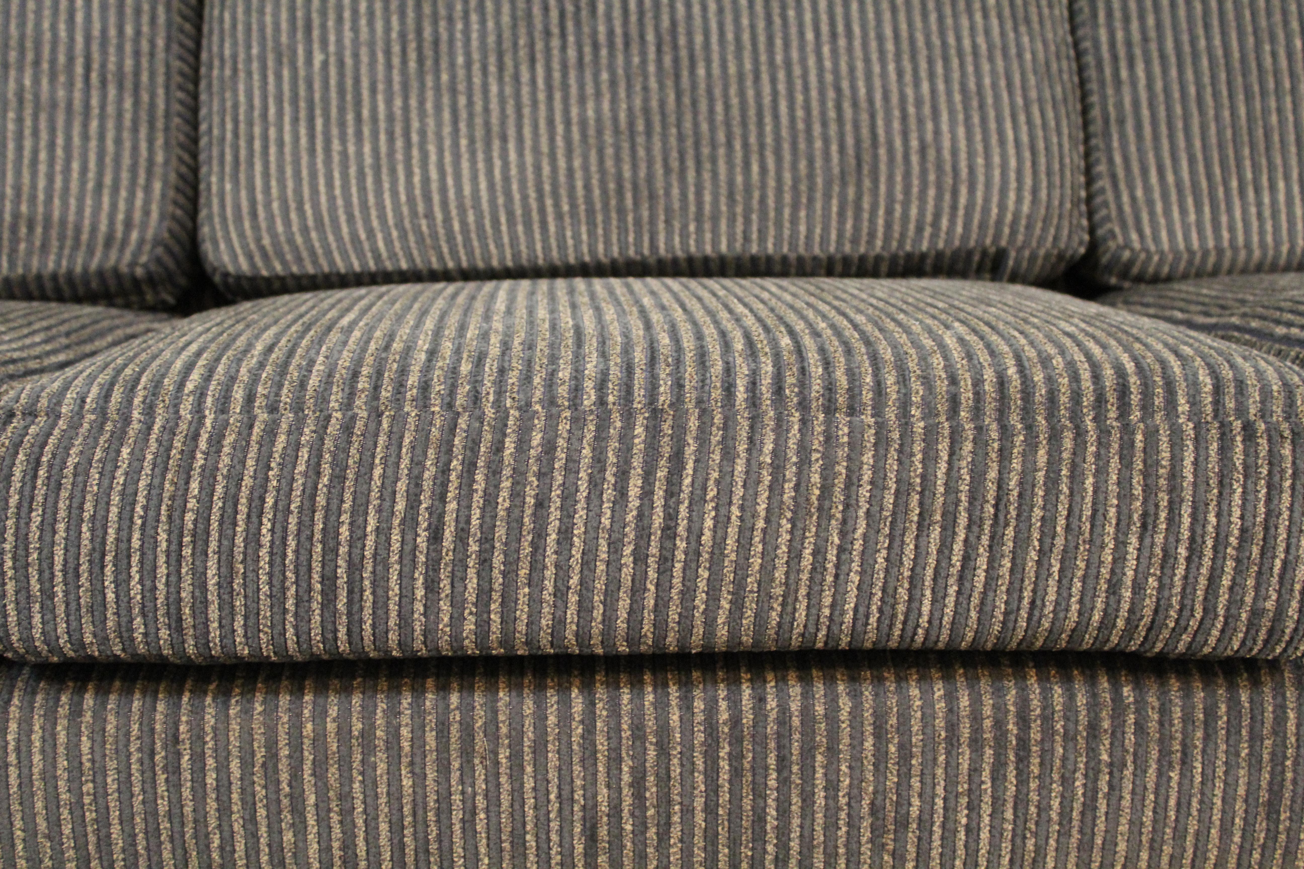 Neu gepolstertes Mid-Century Vintage Sofa im Angebot 5