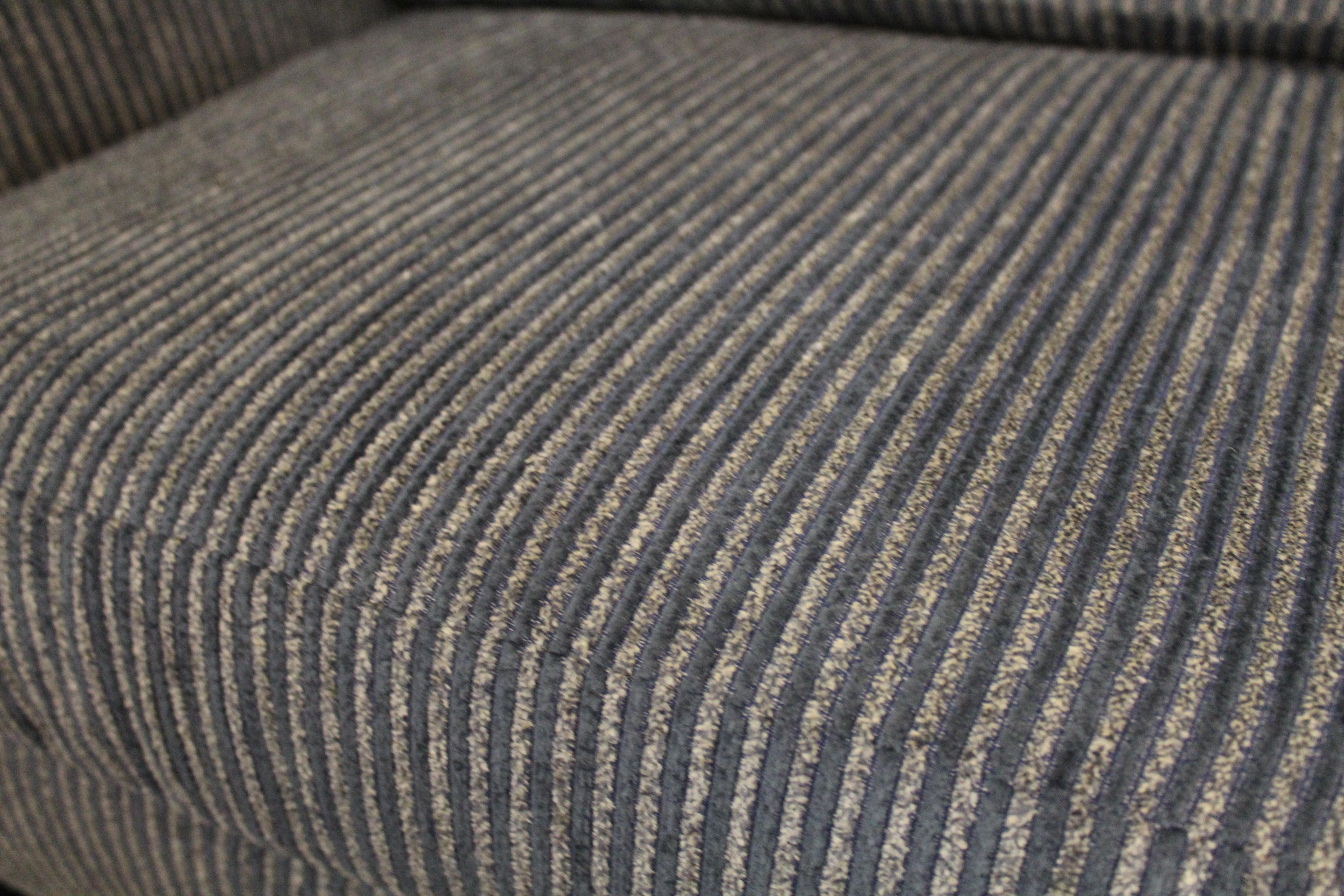 Neu gepolstertes Mid-Century Vintage Sofa im Angebot 6