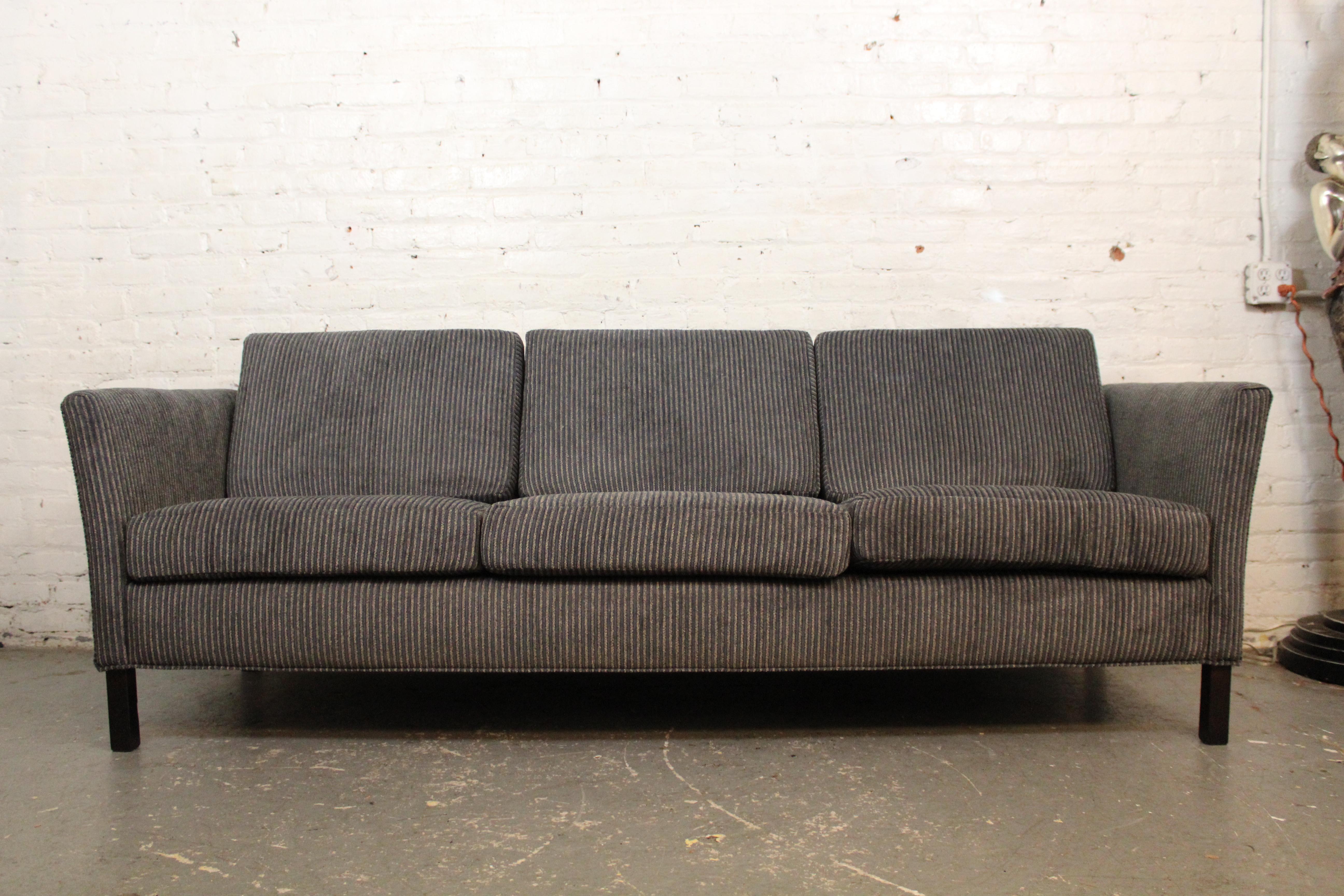 Neu gepolstertes Mid-Century Vintage Sofa im Angebot 9