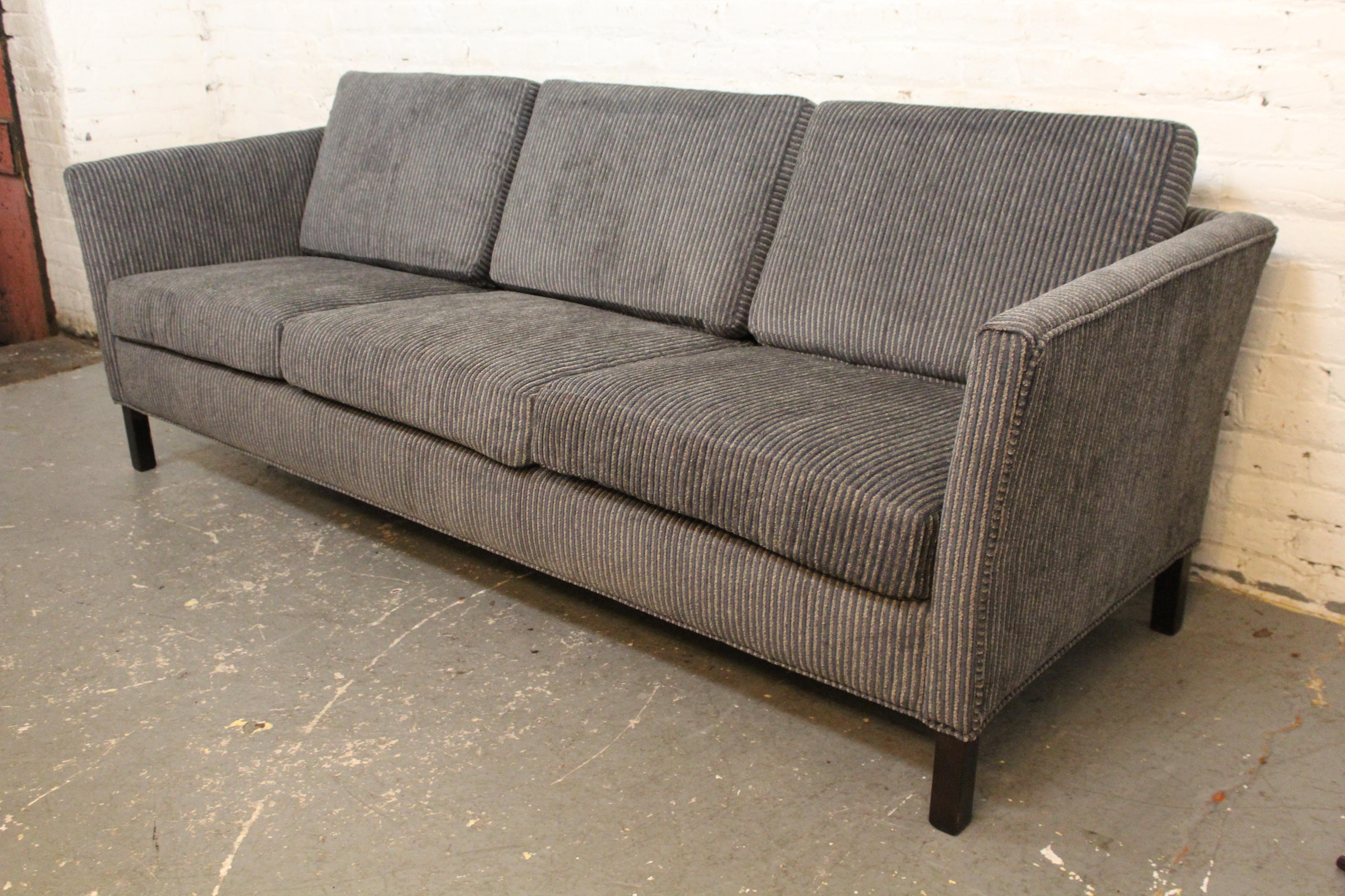 Sieben Fuß langes Sofa mit drei Sitzplätzen, neu bezogen. Dieses Sofa aus der Mitte des Jahrhunderts zeichnet sich durch ausgestellte Armlehnen, Holzbeine und eine vollständig bedeckte Rückenlehne aus.
Bitte bestätigen Sie den Standort NY oder NJ