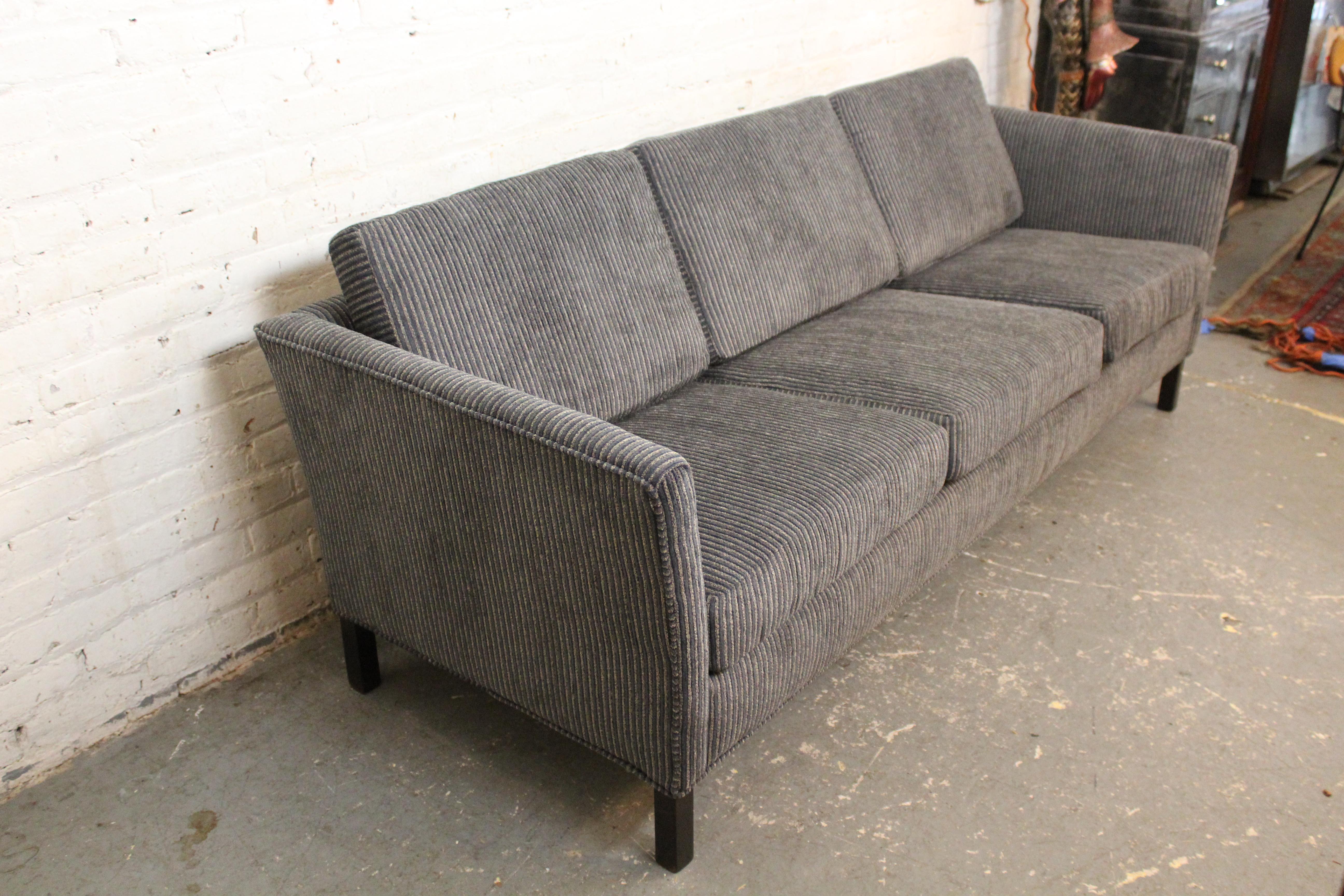 Neu gepolstertes Mid-Century Vintage Sofa (Moderne der Mitte des Jahrhunderts) im Angebot