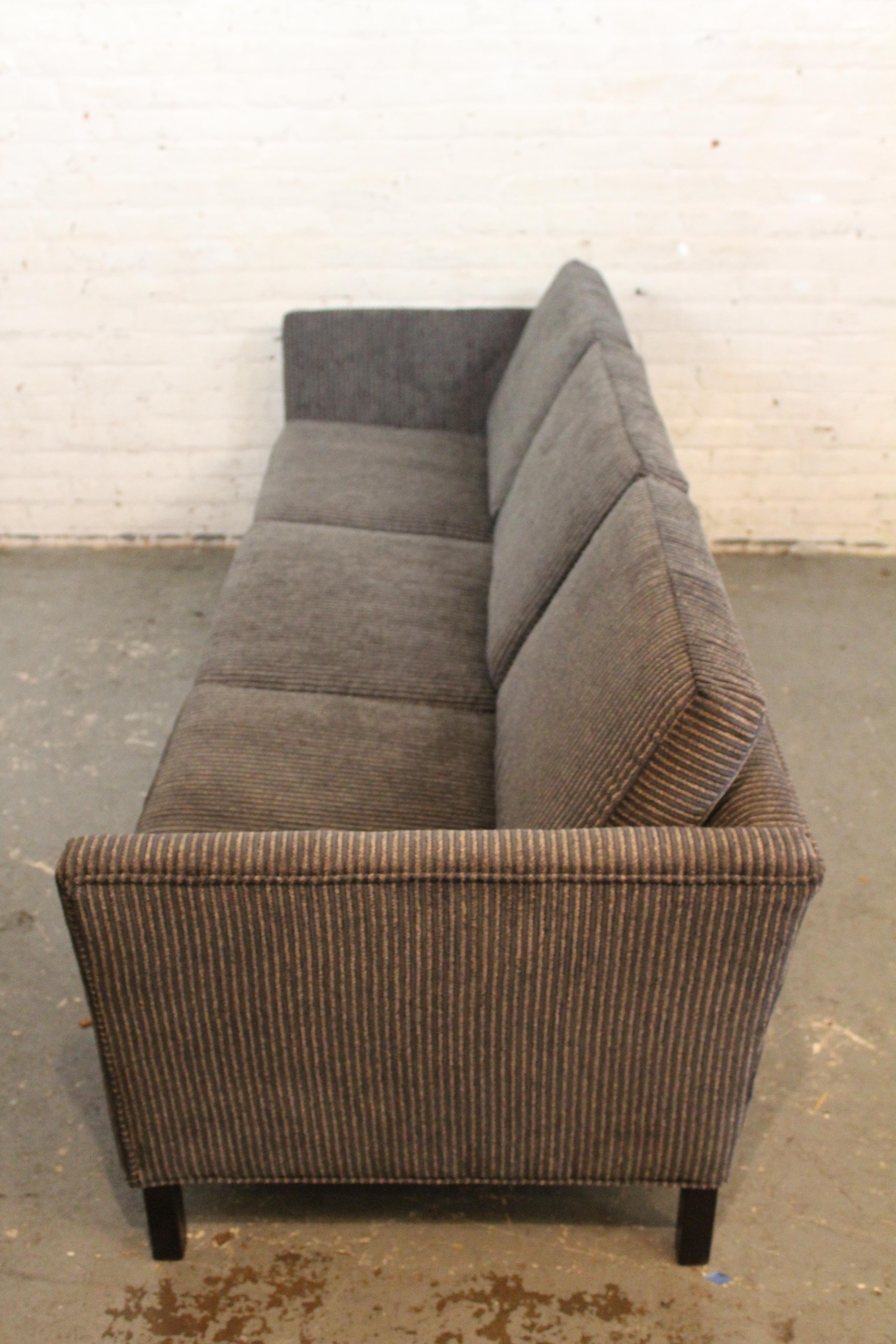Neu gepolstertes Mid-Century Vintage Sofa (amerikanisch) im Angebot