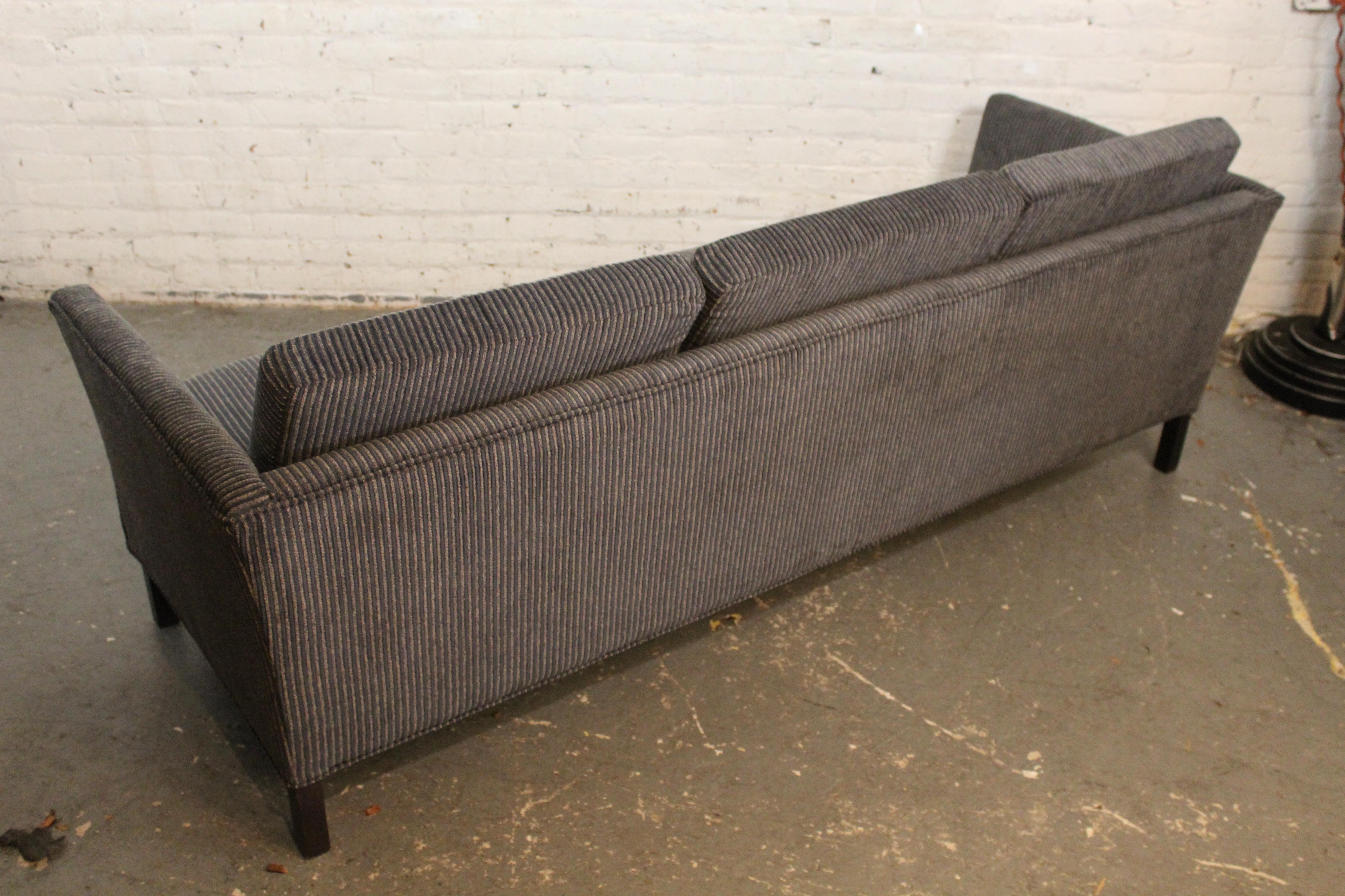 Neu gepolstertes Mid-Century Vintage Sofa im Zustand „Gut“ im Angebot in Brooklyn, NY