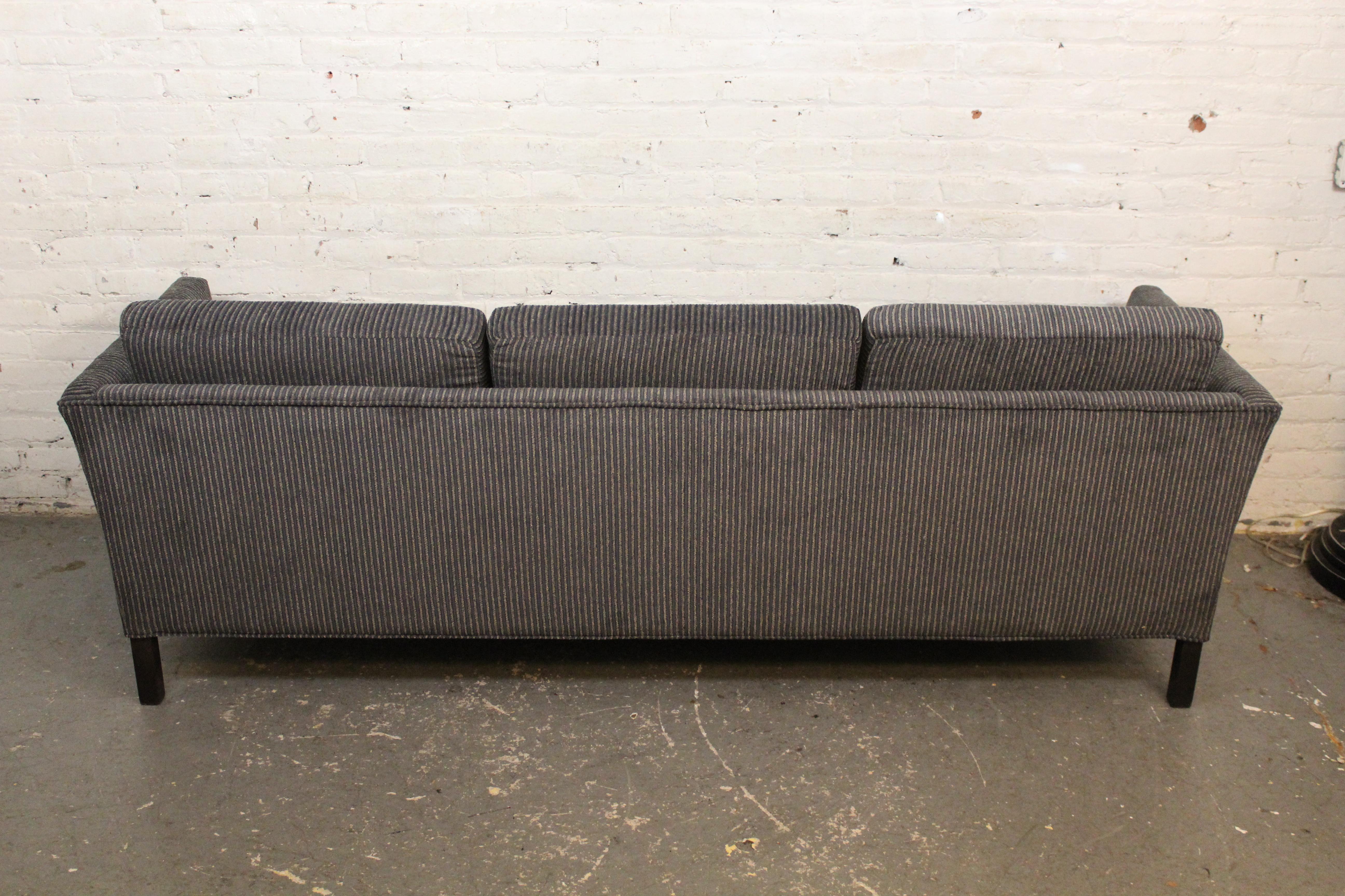 Neu gepolstertes Mid-Century Vintage Sofa (20. Jahrhundert) im Angebot