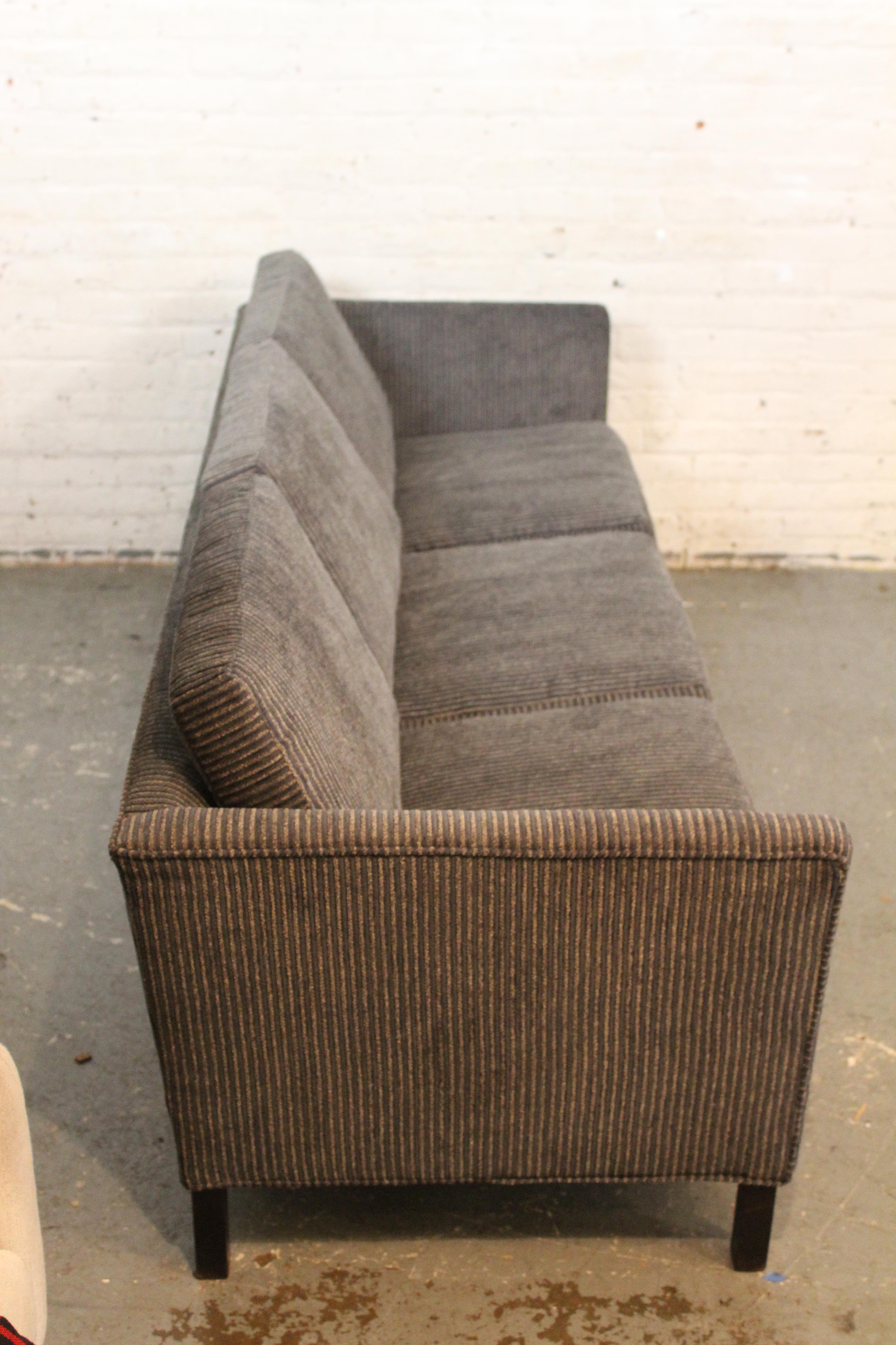 Neu gepolstertes Mid-Century Vintage Sofa (Stoff) im Angebot
