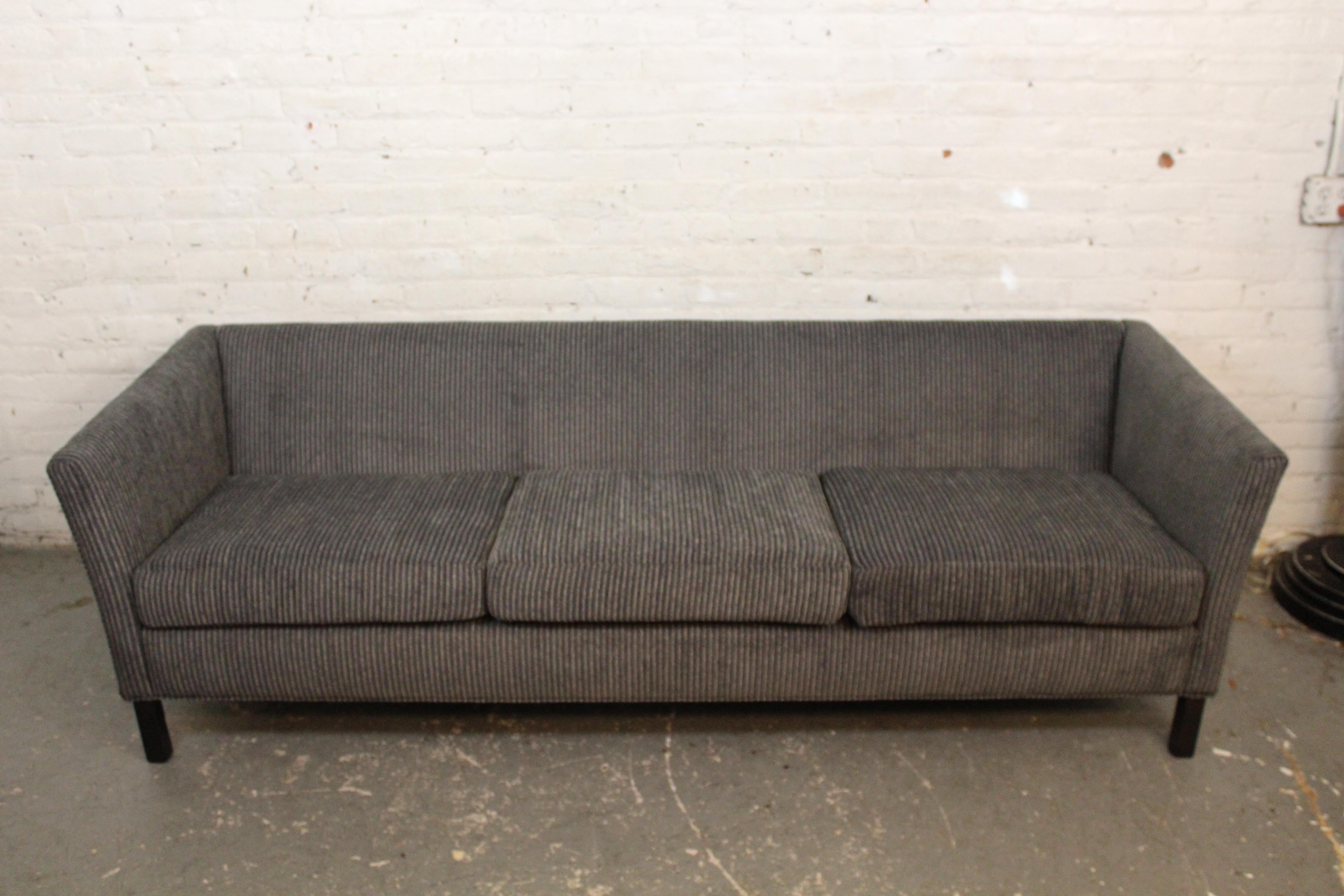 Neu gepolstertes Mid-Century Vintage Sofa im Angebot 1