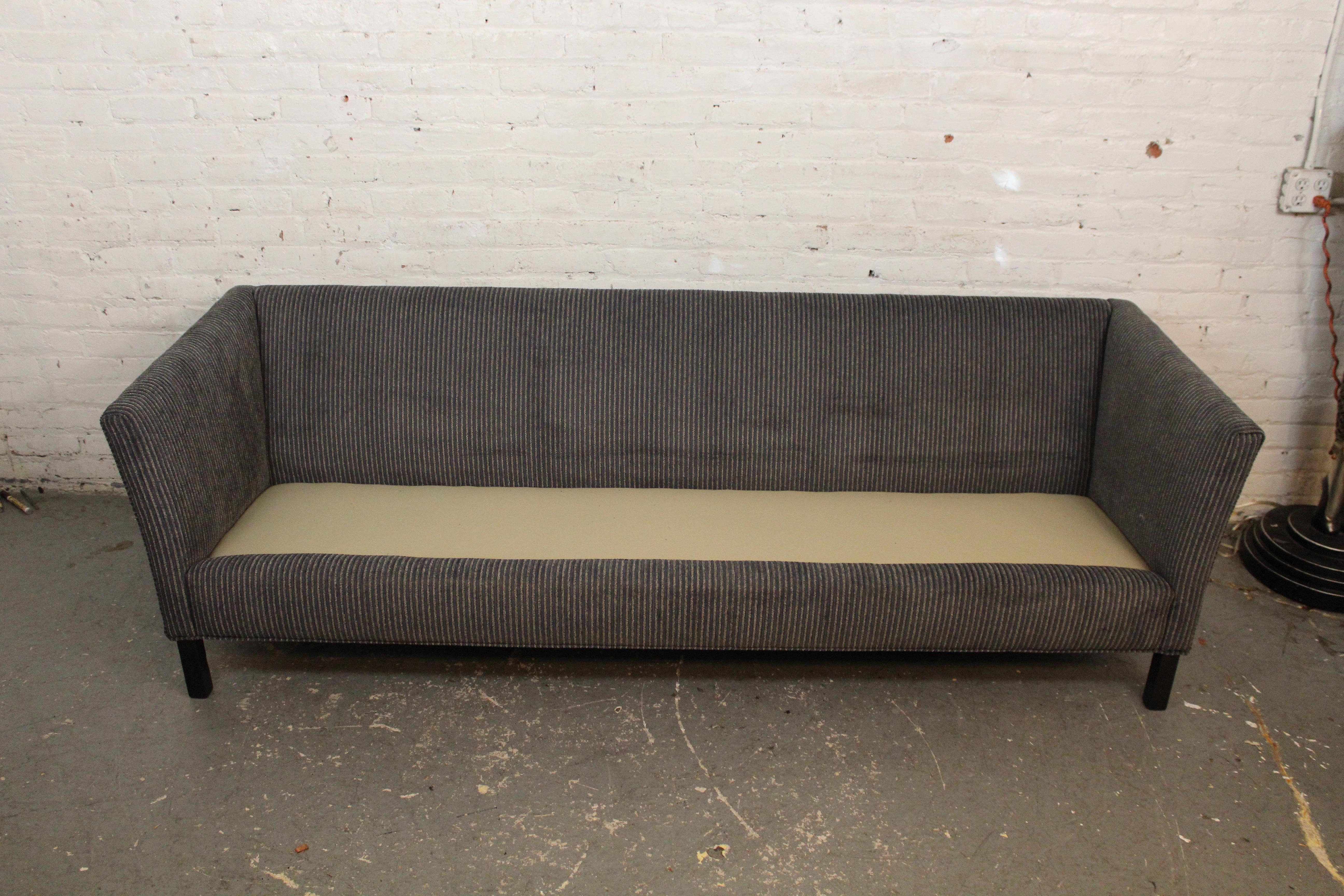 Neu gepolstertes Mid-Century Vintage Sofa im Angebot 2