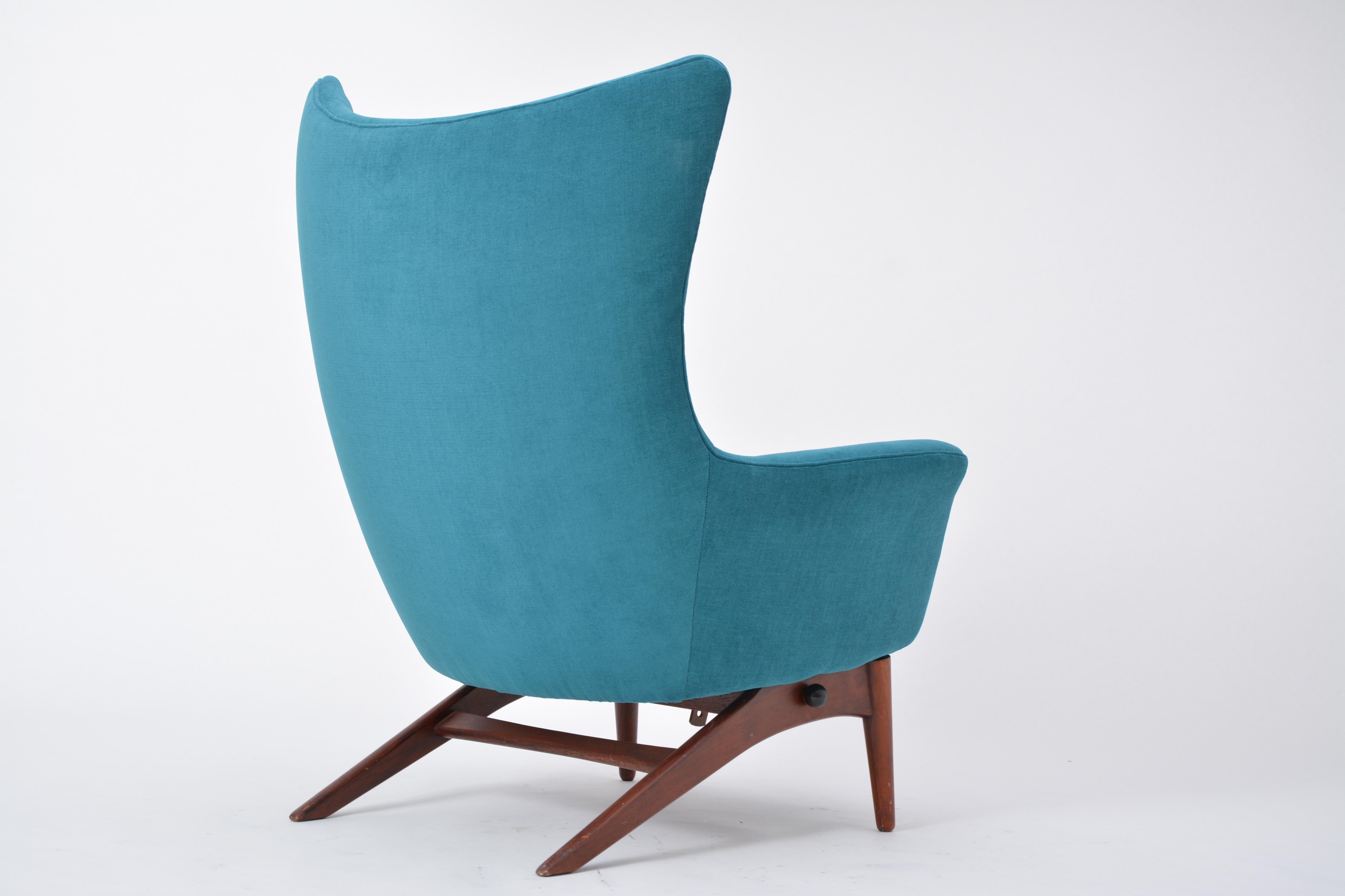 Reupholstered Danish Mid-Century reclining chair designed by Henry Walter Klein In Good Condition For Sale In Berlin, DE