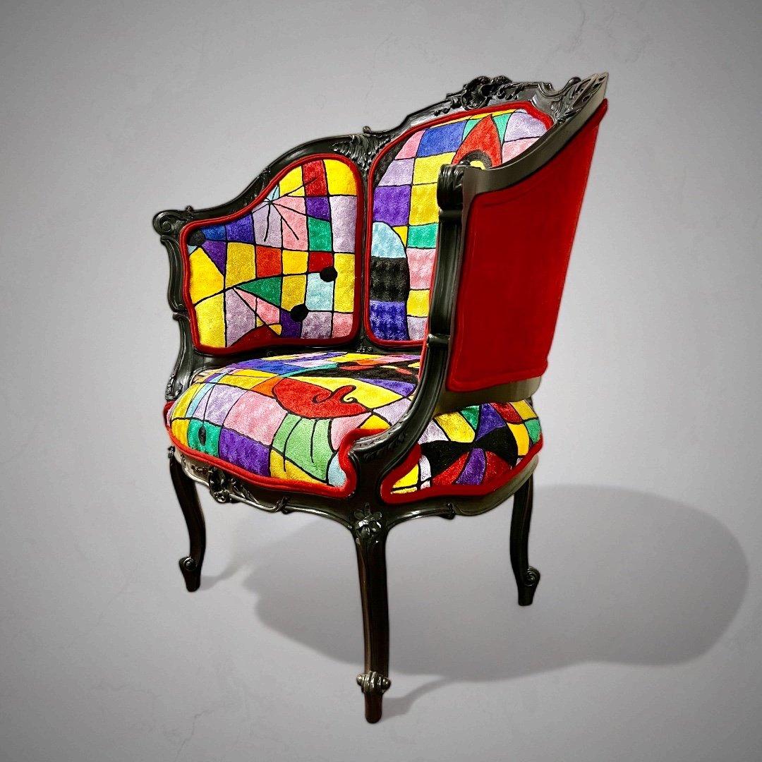 Cette chaise bergère est une pièce unique. Il a fait l'objet d'une restauration complète au niveau de son assise et de son padding afin d'améliorer son confort et sa fonctionnalité. L'ajout d'un nouveau revêtement moderne au design abstrait ajoute