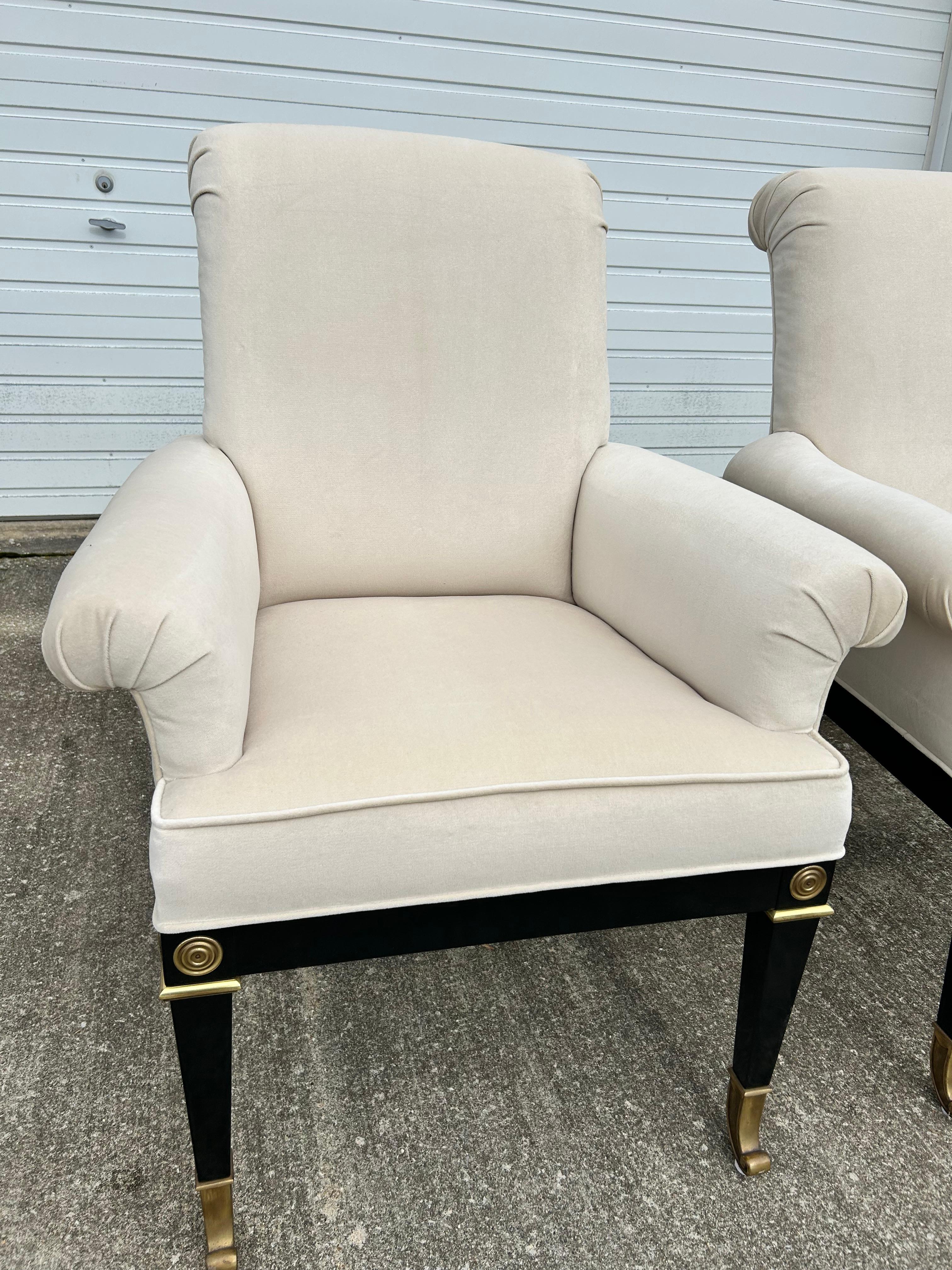Lassen Sie sich von der zeitlosen Raffinesse dieser elfenbeinfarbenen Mastercraft Esszimmerstühle verzaubern.  Das schlanke, abgerundete Design, ergänzt durch einen schwarz lackierten Hartholzrahmen, strahlt modernen Luxus aus, und doch wurden sie