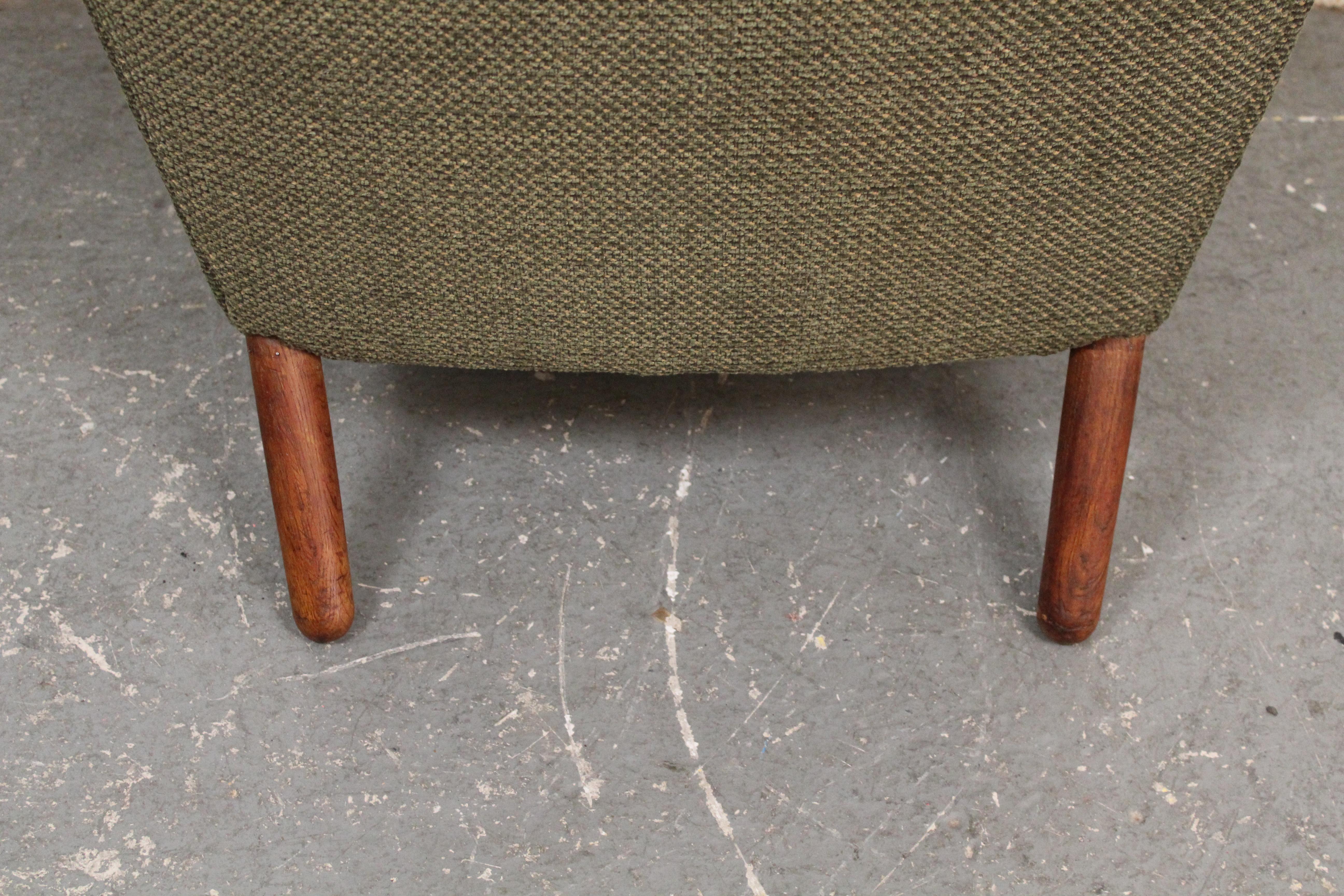 Neu gepolsterter Sage Green Scandinavian Wingback Chair im Angebot 4