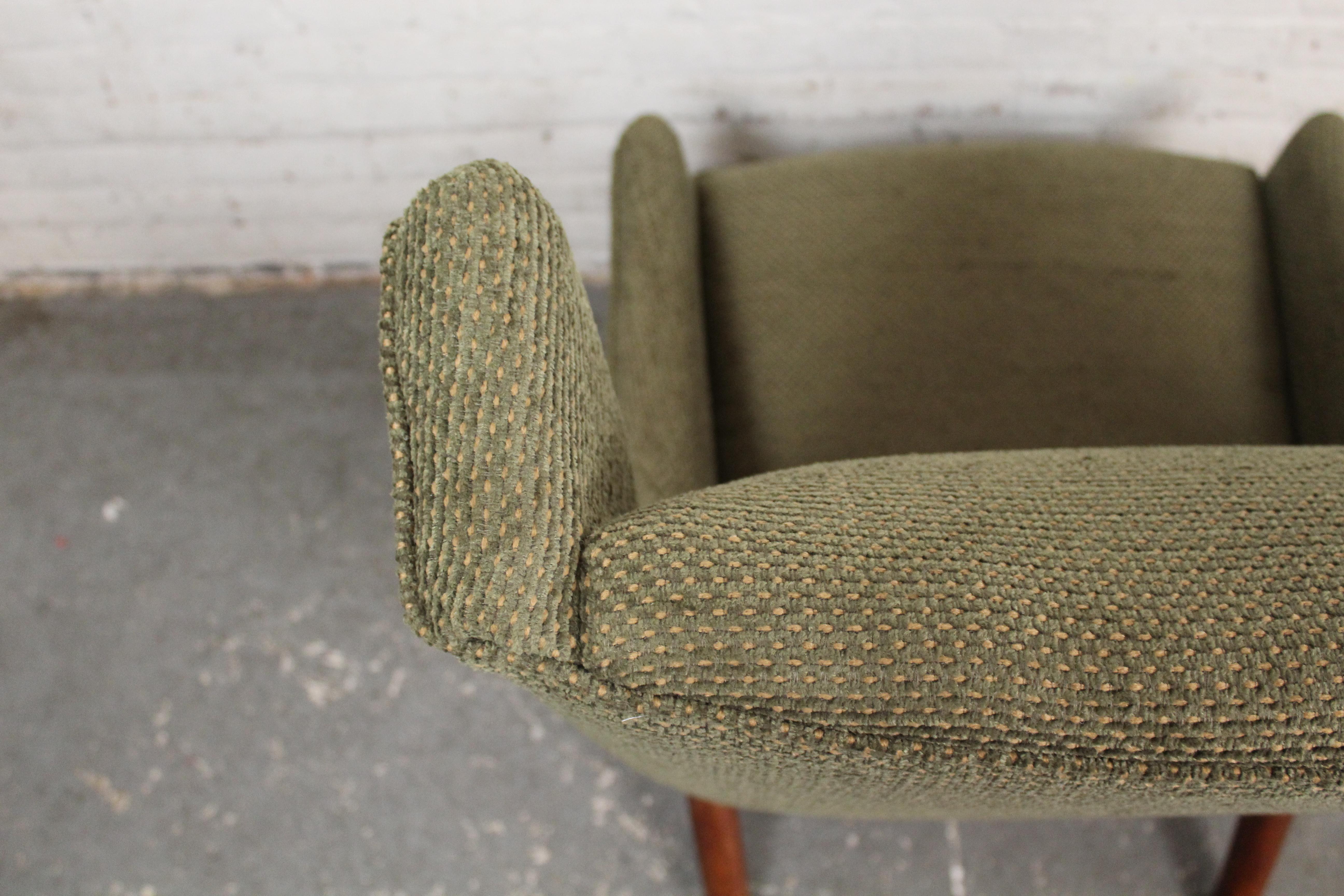 Neu gepolsterter Sage Green Scandinavian Wingback Chair im Angebot 5