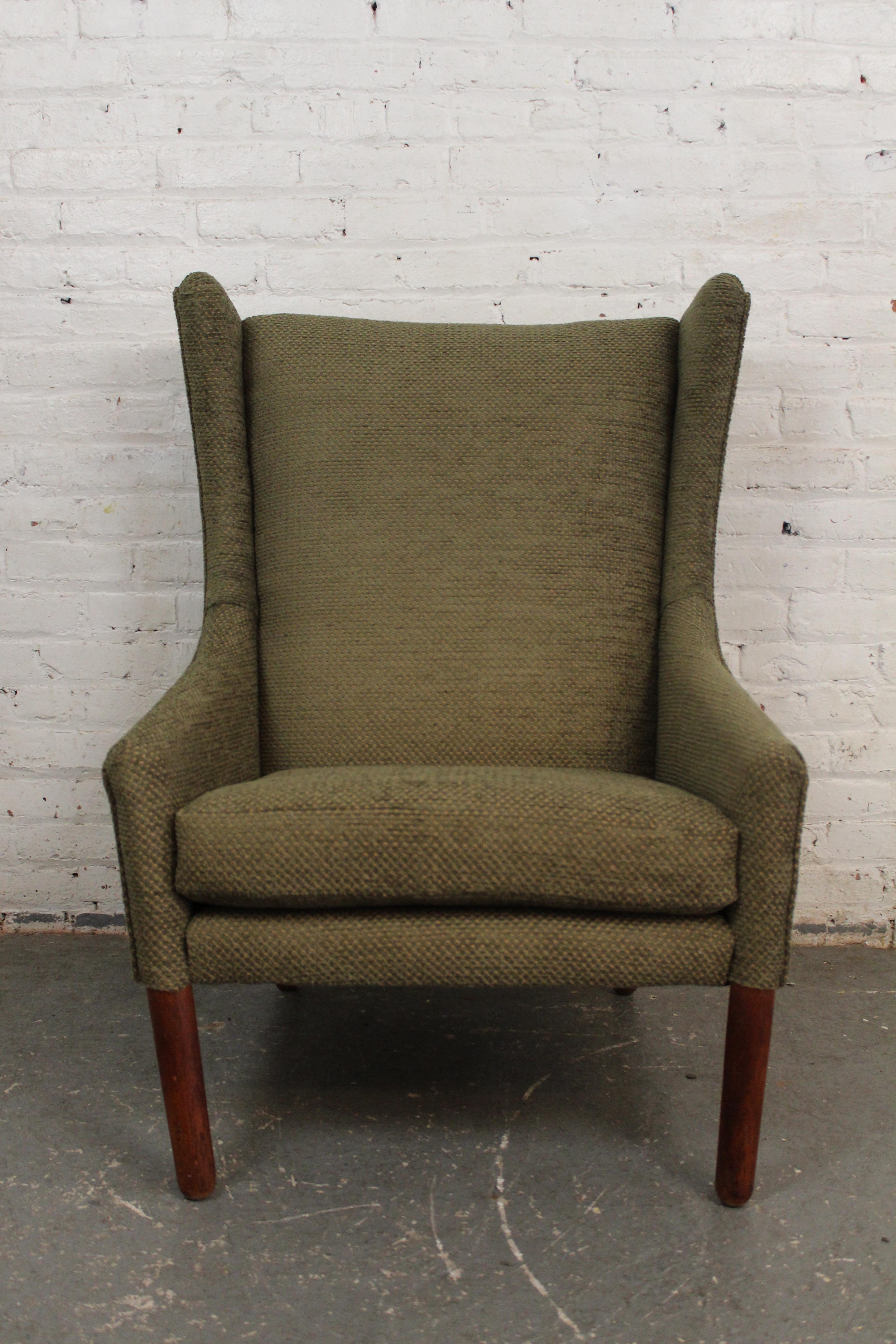 Neu gepolsterter Sage Green Scandinavian Wingback Chair (Moderne der Mitte des Jahrhunderts) im Angebot
