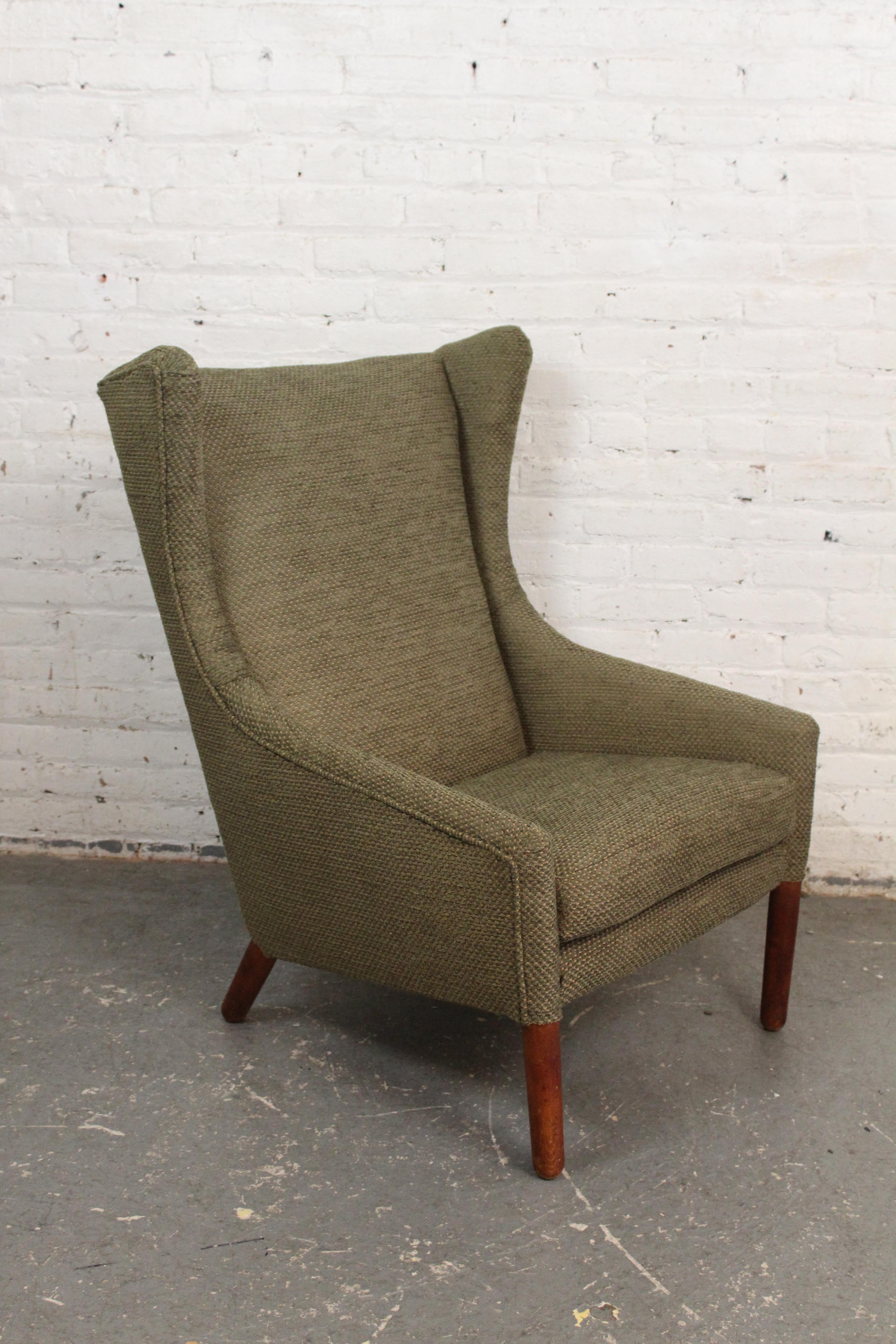 Neu gepolsterter Sage Green Scandinavian Wingback Chair (Skandinavisch) im Angebot