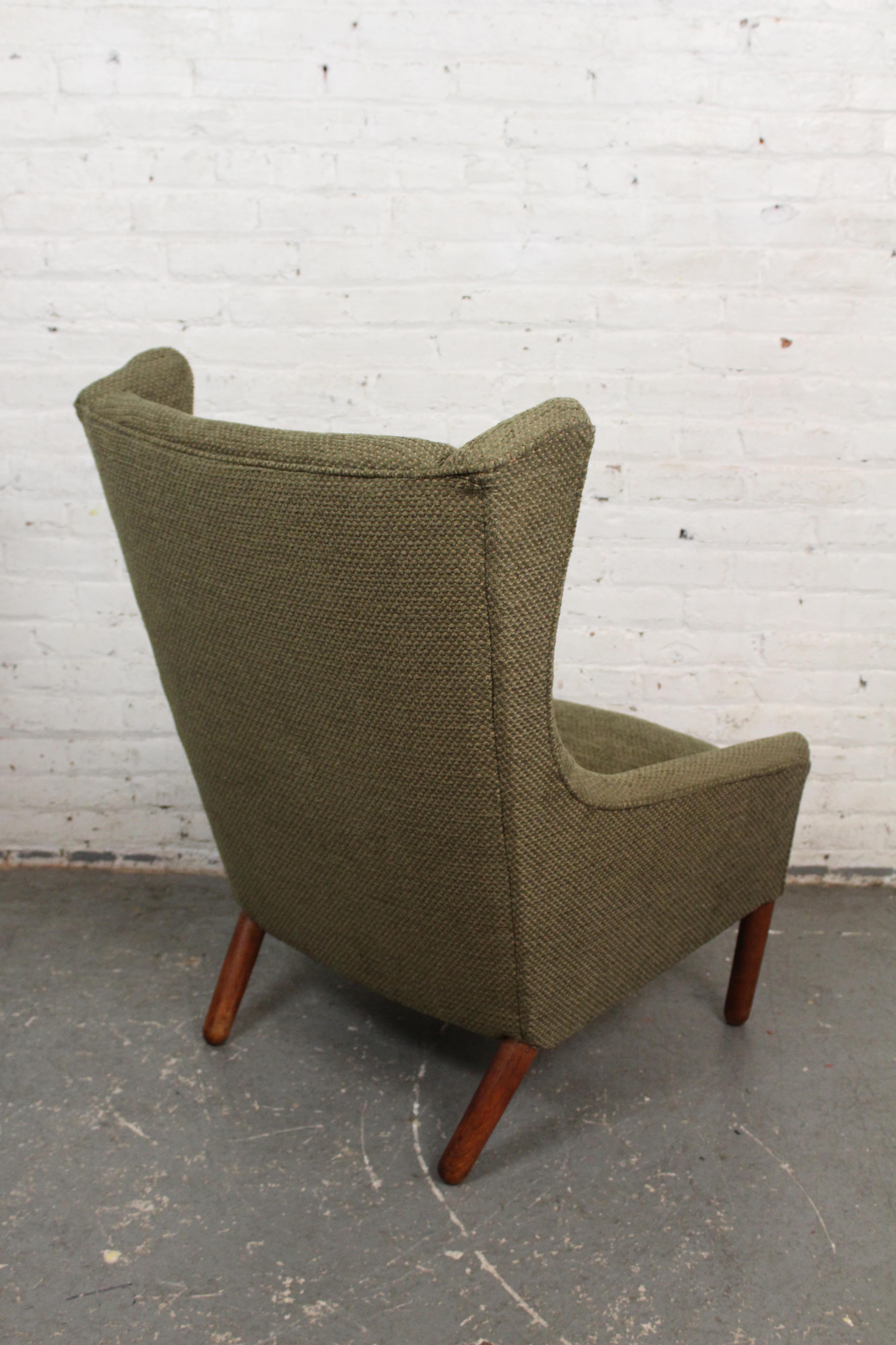 Neu gepolsterter Sage Green Scandinavian Wingback Chair im Zustand „Gut“ im Angebot in Brooklyn, NY