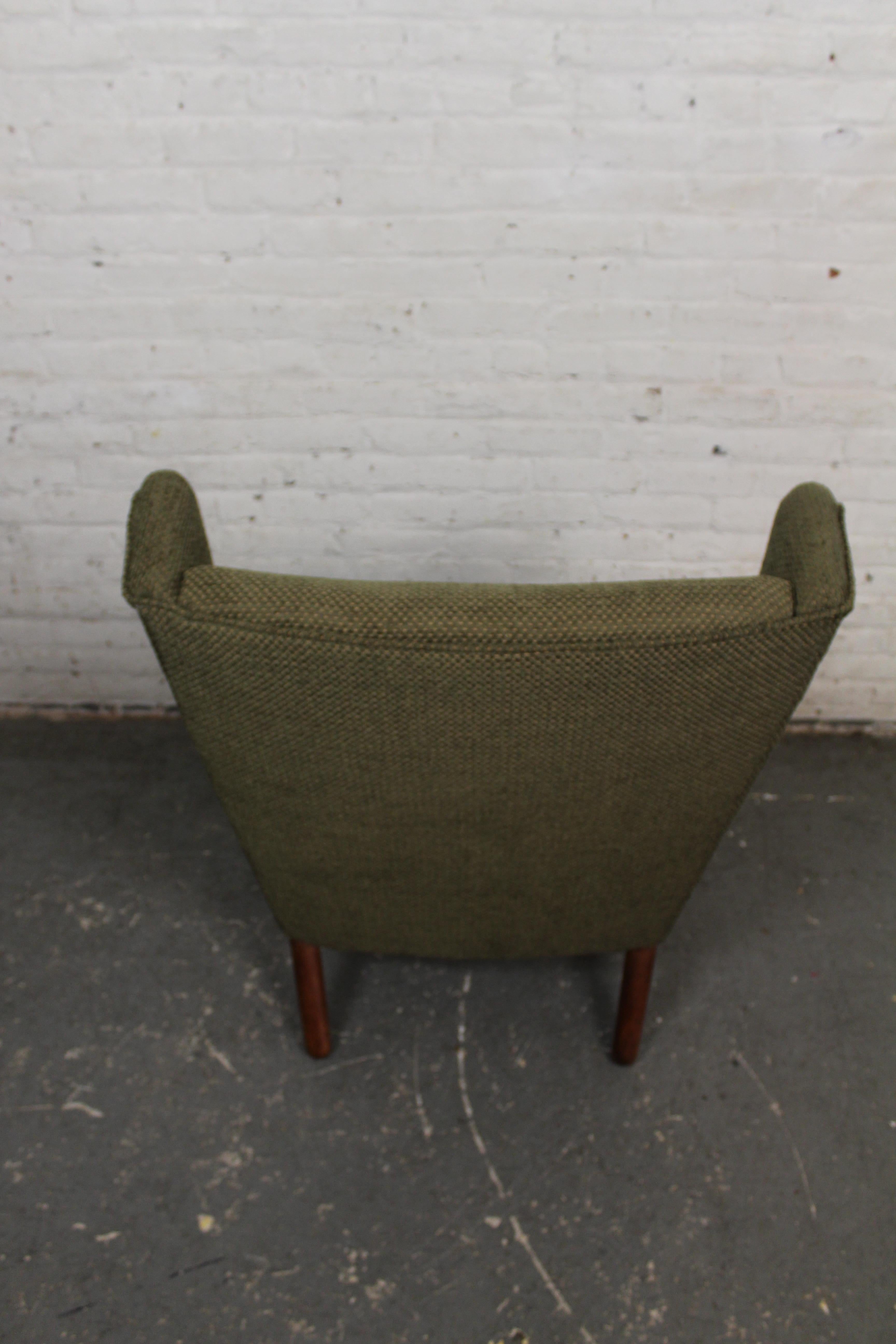Neu gepolsterter Sage Green Scandinavian Wingback Chair (20. Jahrhundert) im Angebot