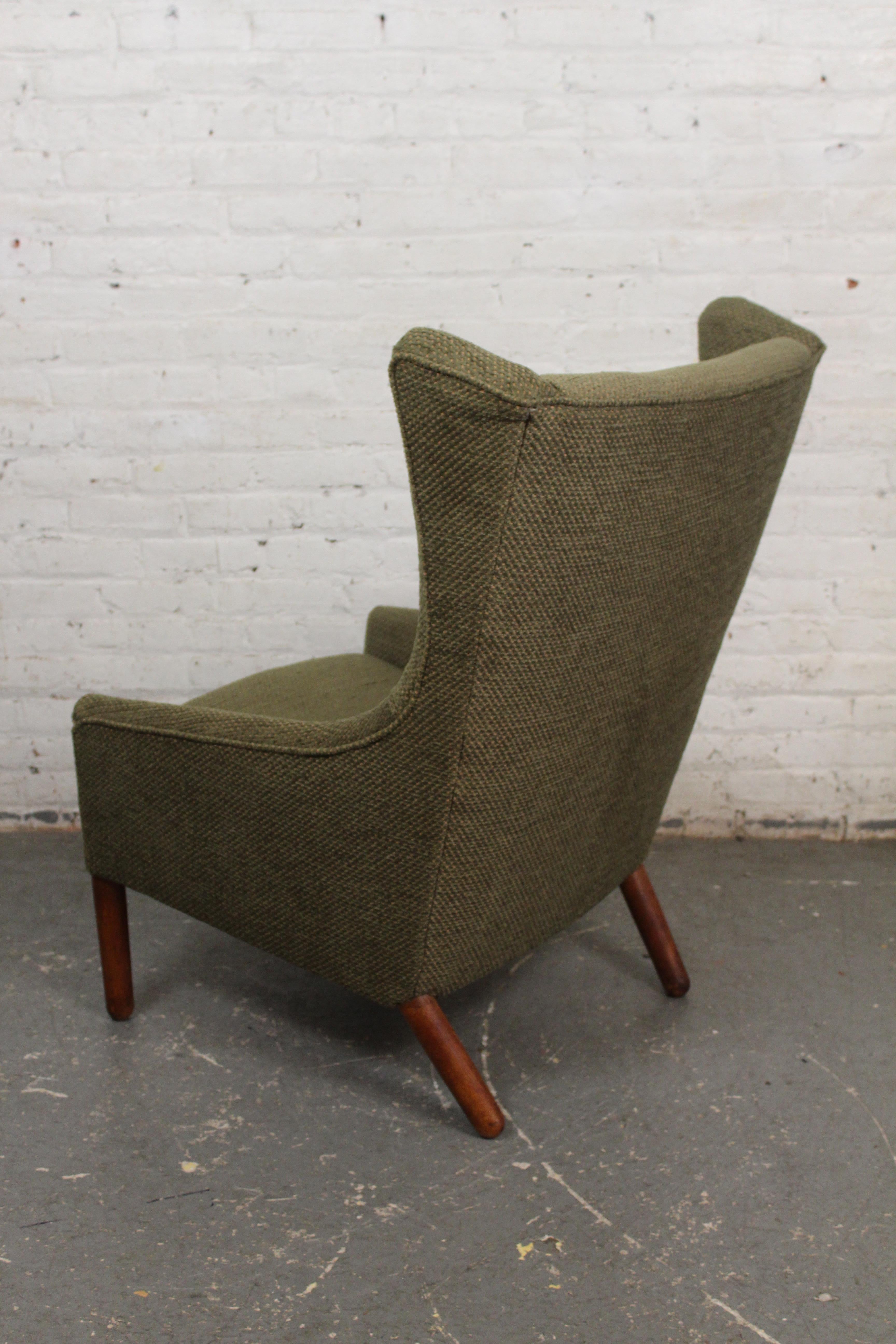Neu gepolsterter Sage Green Scandinavian Wingback Chair (Stoff) im Angebot