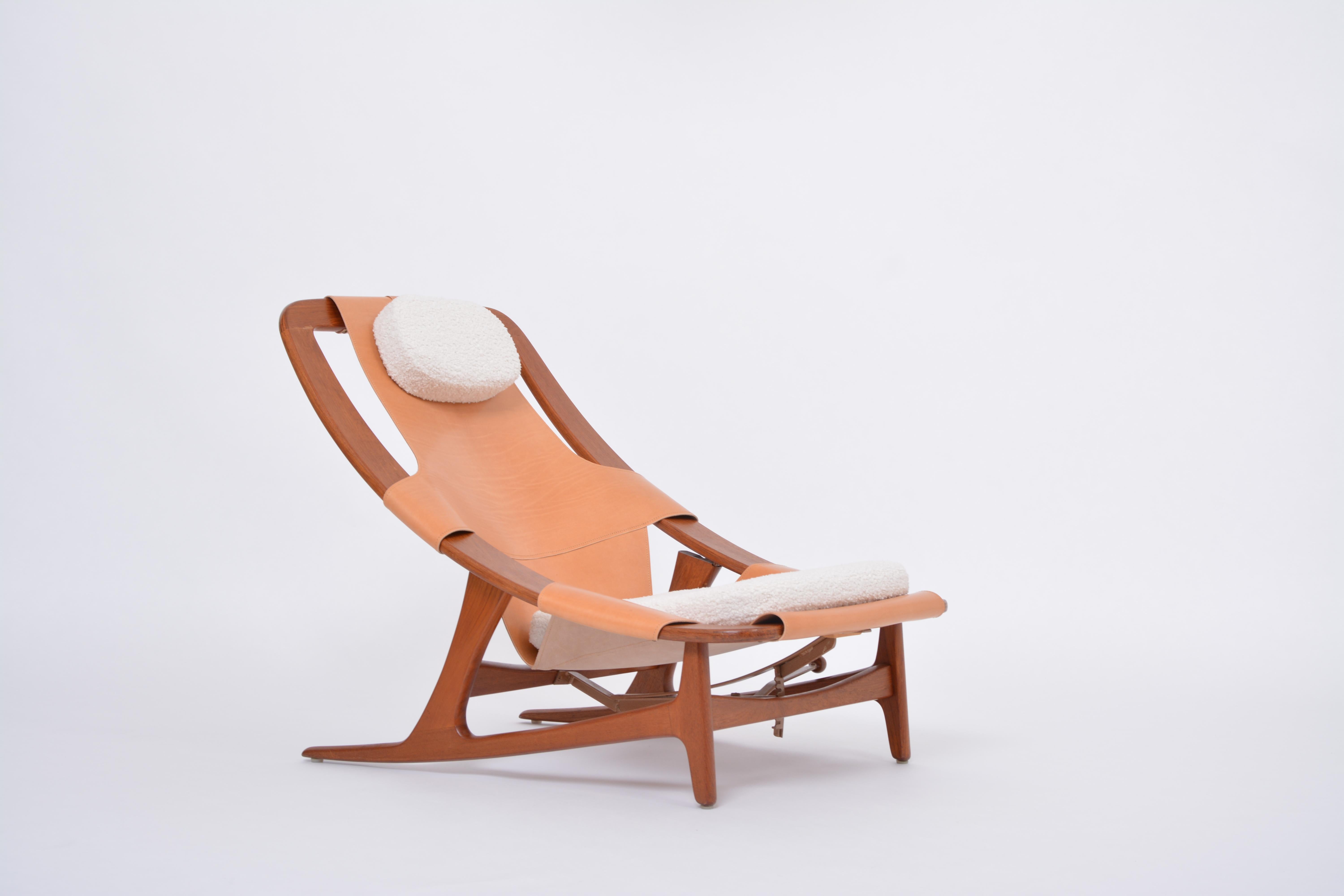 This low lounge chair was designed by Arne Tidemand Ruud in 1959 and was produced by Norwegian company Norcraft. An absolutely stunning and outstanding piece of Scandinavian Midcentury Modern design. Not only is this piece amazingly beautifully