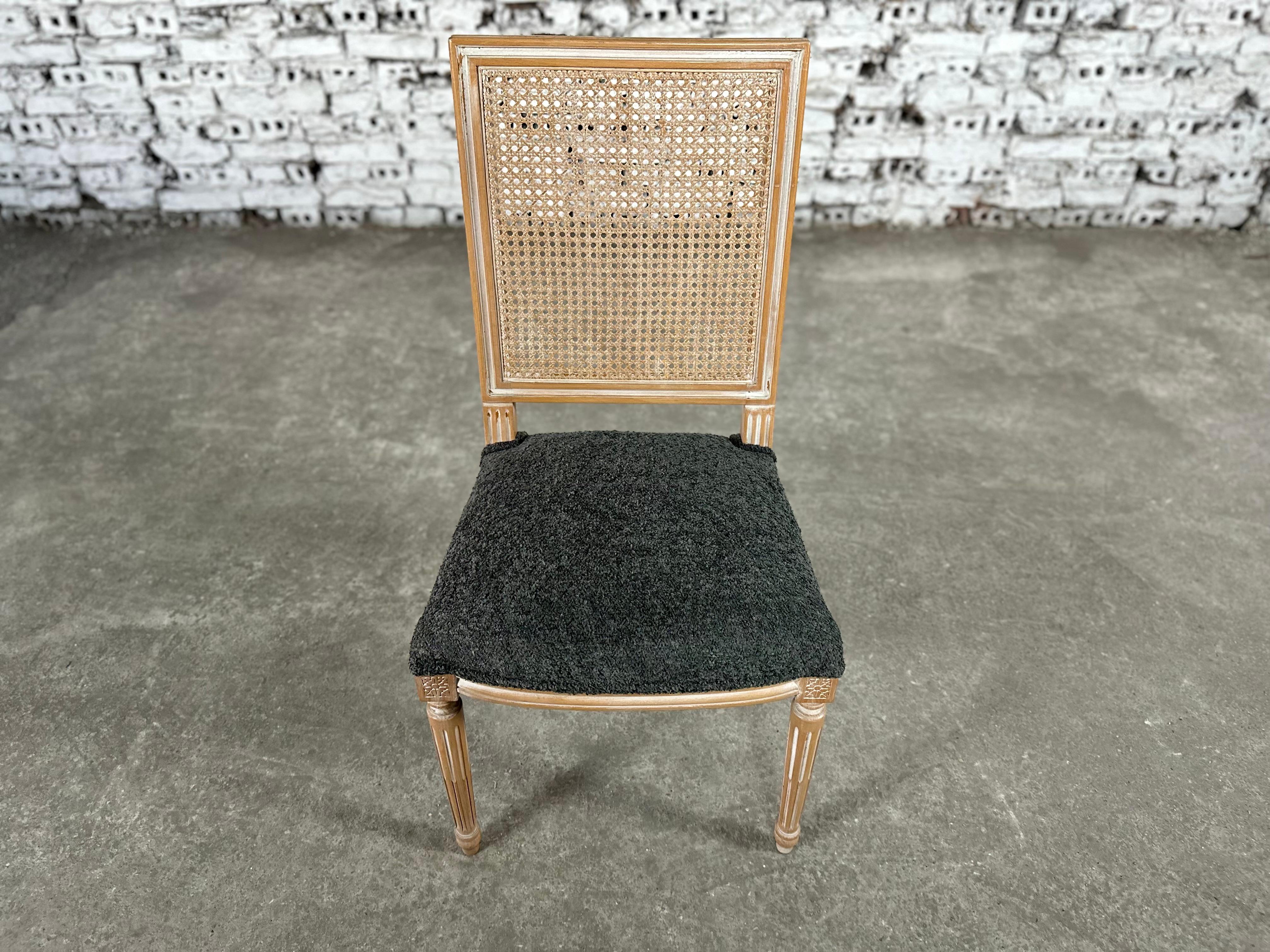 Neu gepolsterte Esszimmerstühle mit quadratischer Rückenlehne im Louis-XVI.-Stil - 4er-Set im Angebot 4