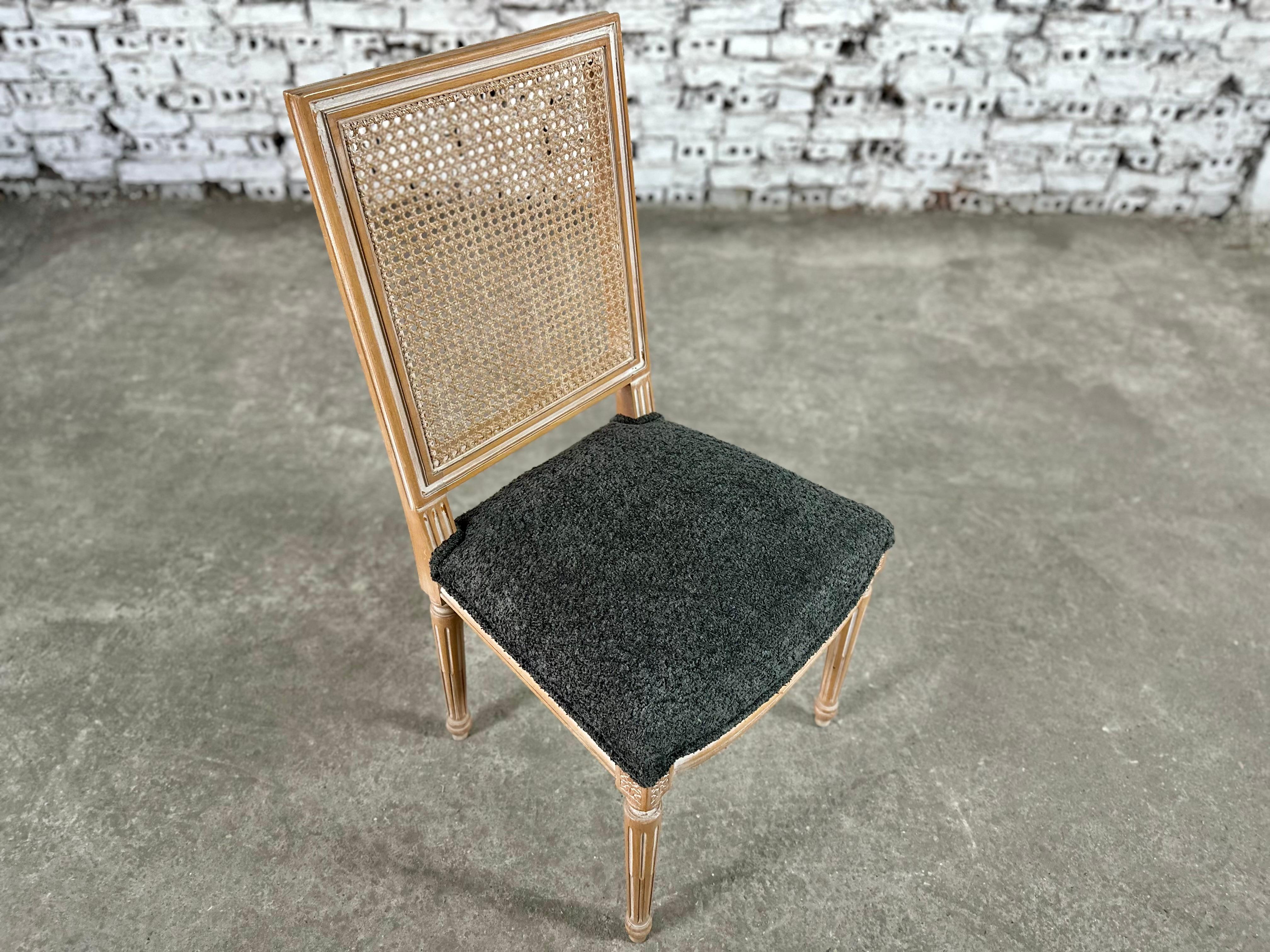 Neu gepolsterte Esszimmerstühle mit quadratischer Rückenlehne im Louis-XVI.-Stil - 4er-Set im Angebot 6
