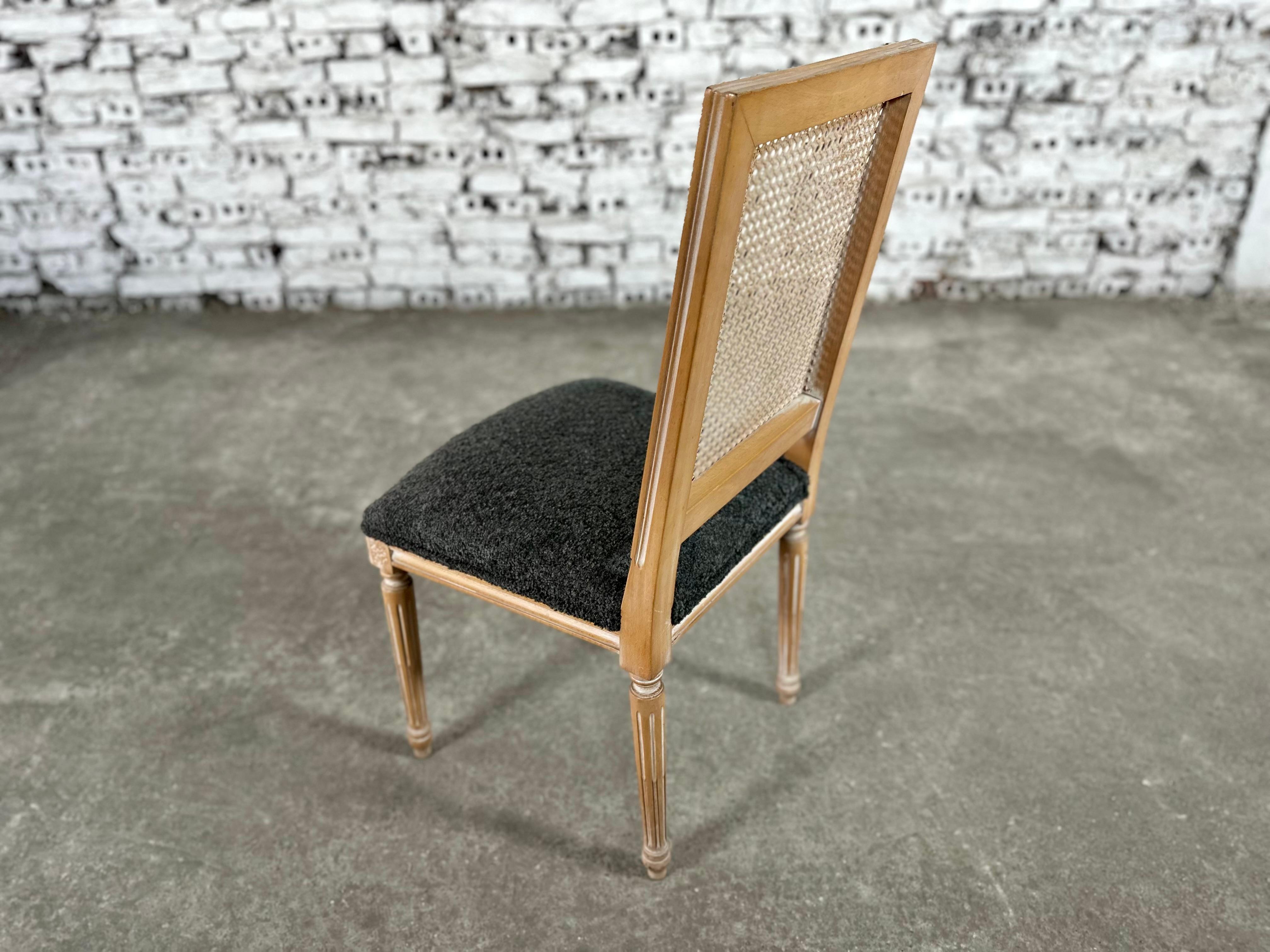 Neu gepolsterte Esszimmerstühle mit quadratischer Rückenlehne im Louis-XVI.-Stil - 4er-Set im Angebot 8