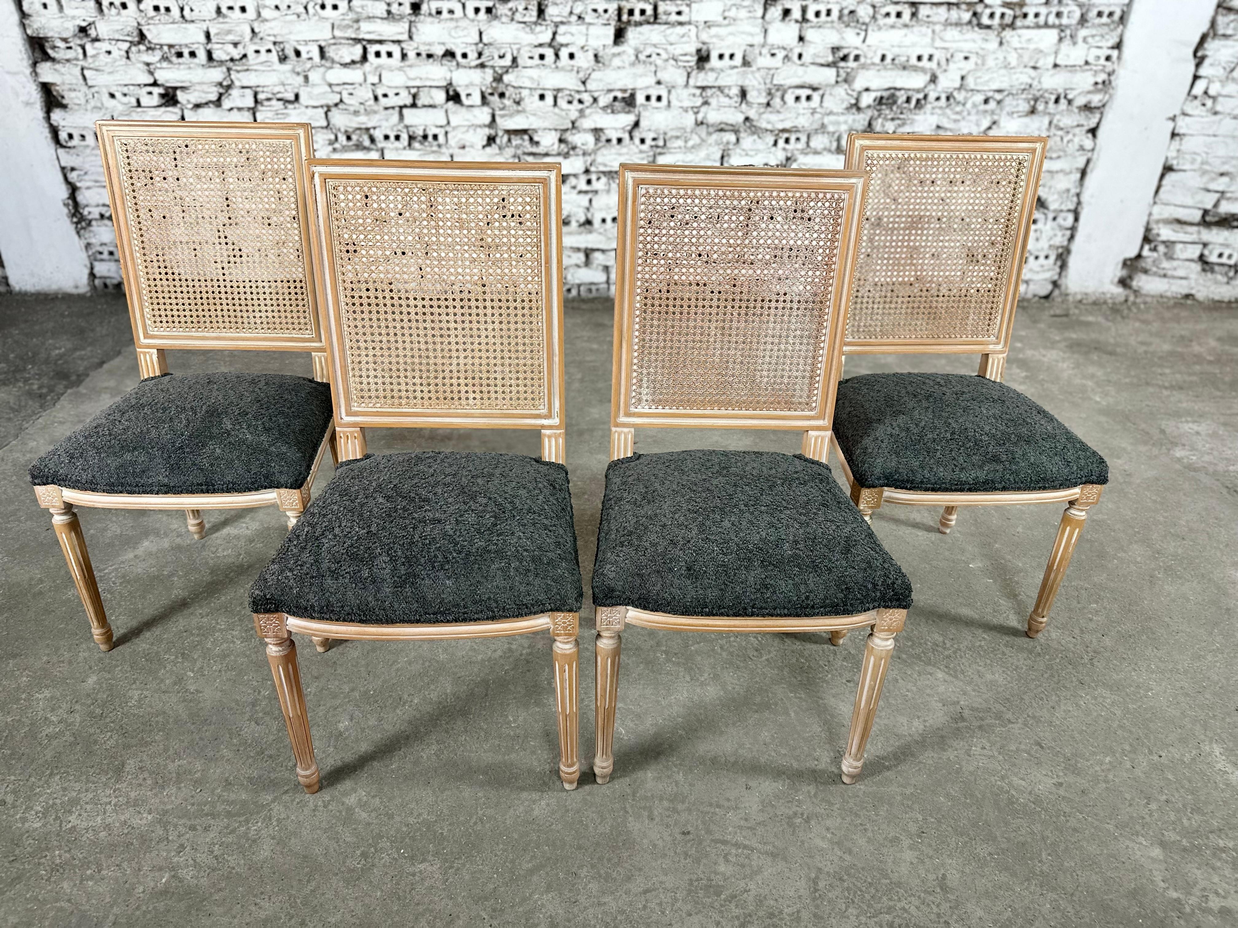 Neu gepolsterte Esszimmerstühle mit quadratischer Rückenlehne im Louis-XVI.-Stil - 4er-Set im Zustand „Gut“ im Angebot in Bridgeport, CT