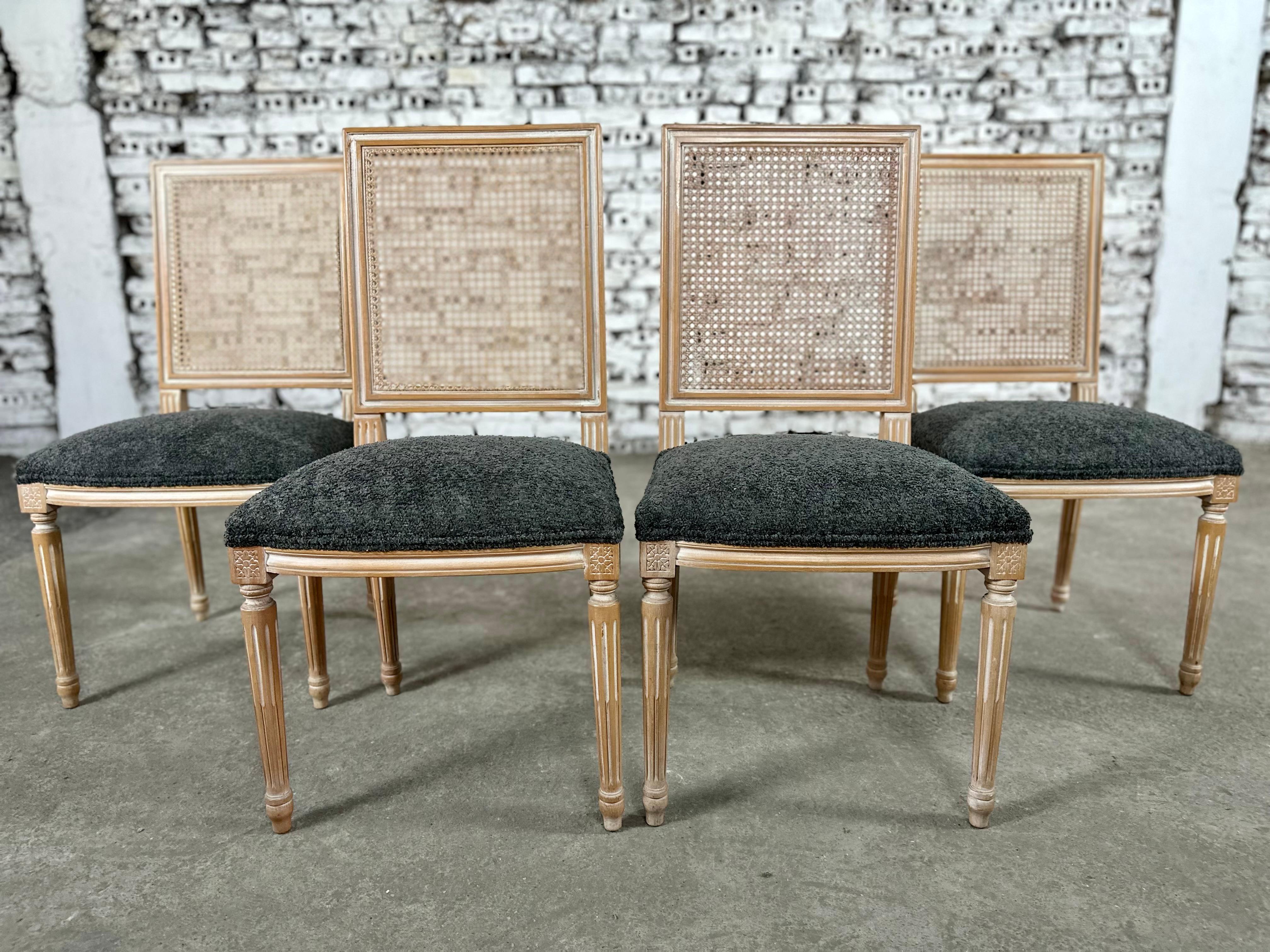 Neu gepolsterte Esszimmerstühle mit quadratischer Rückenlehne im Louis-XVI.-Stil - 4er-Set (20. Jahrhundert) im Angebot