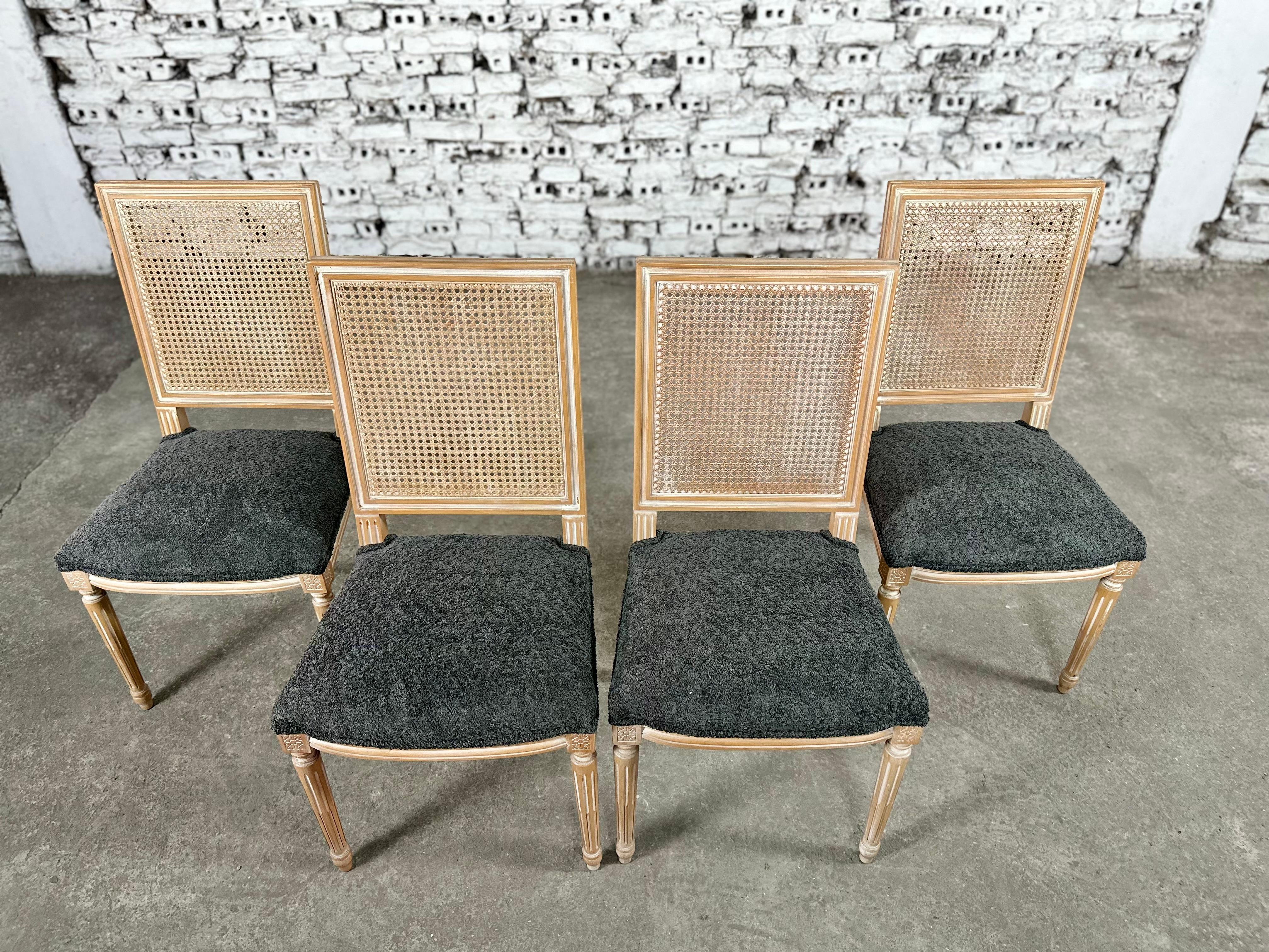 Neu gepolsterte Esszimmerstühle mit quadratischer Rückenlehne im Louis-XVI.-Stil - 4er-Set (Bouclé) im Angebot