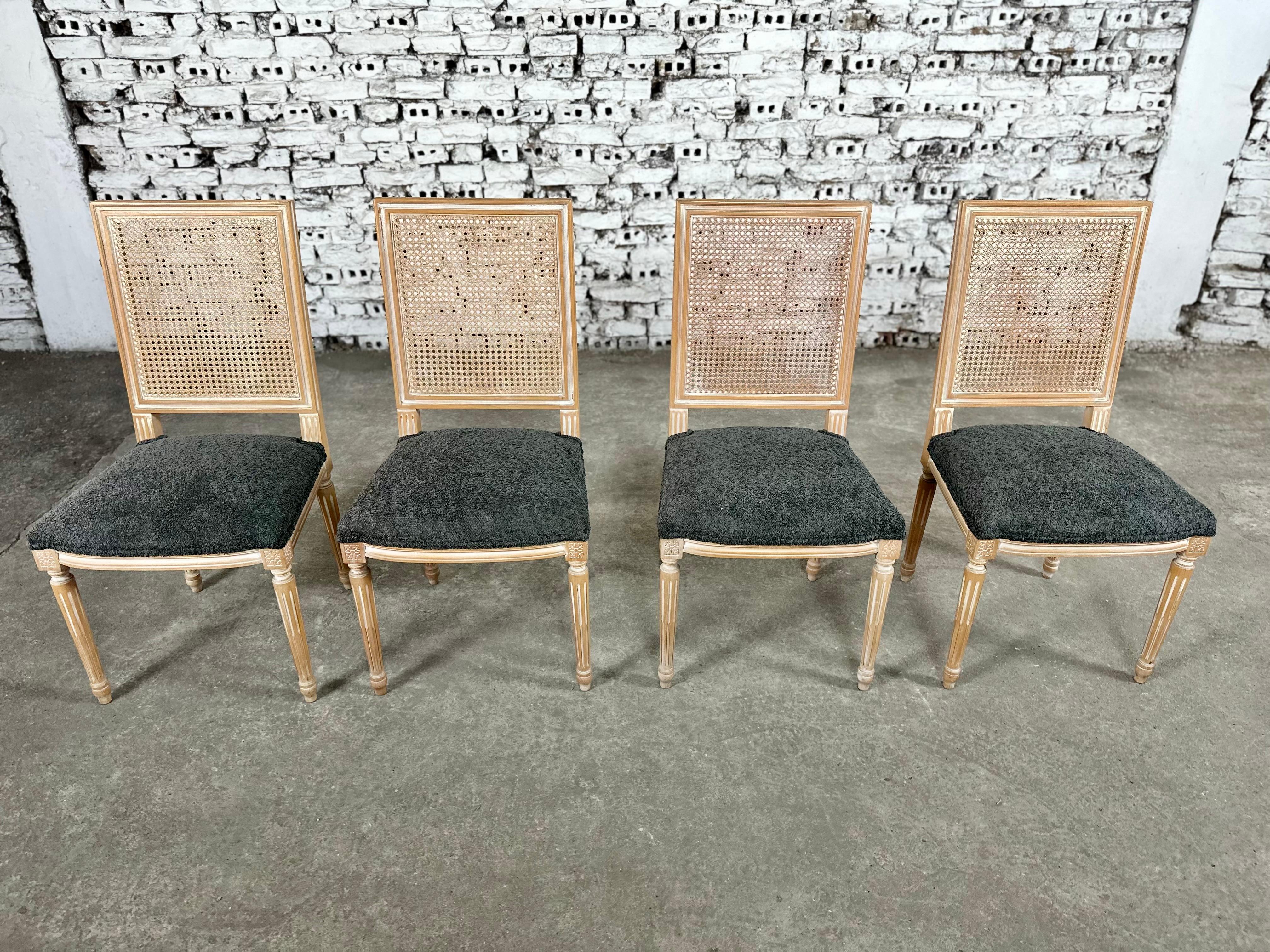 Neu gepolsterte Esszimmerstühle mit quadratischer Rückenlehne im Louis-XVI.-Stil - 4er-Set im Angebot 1