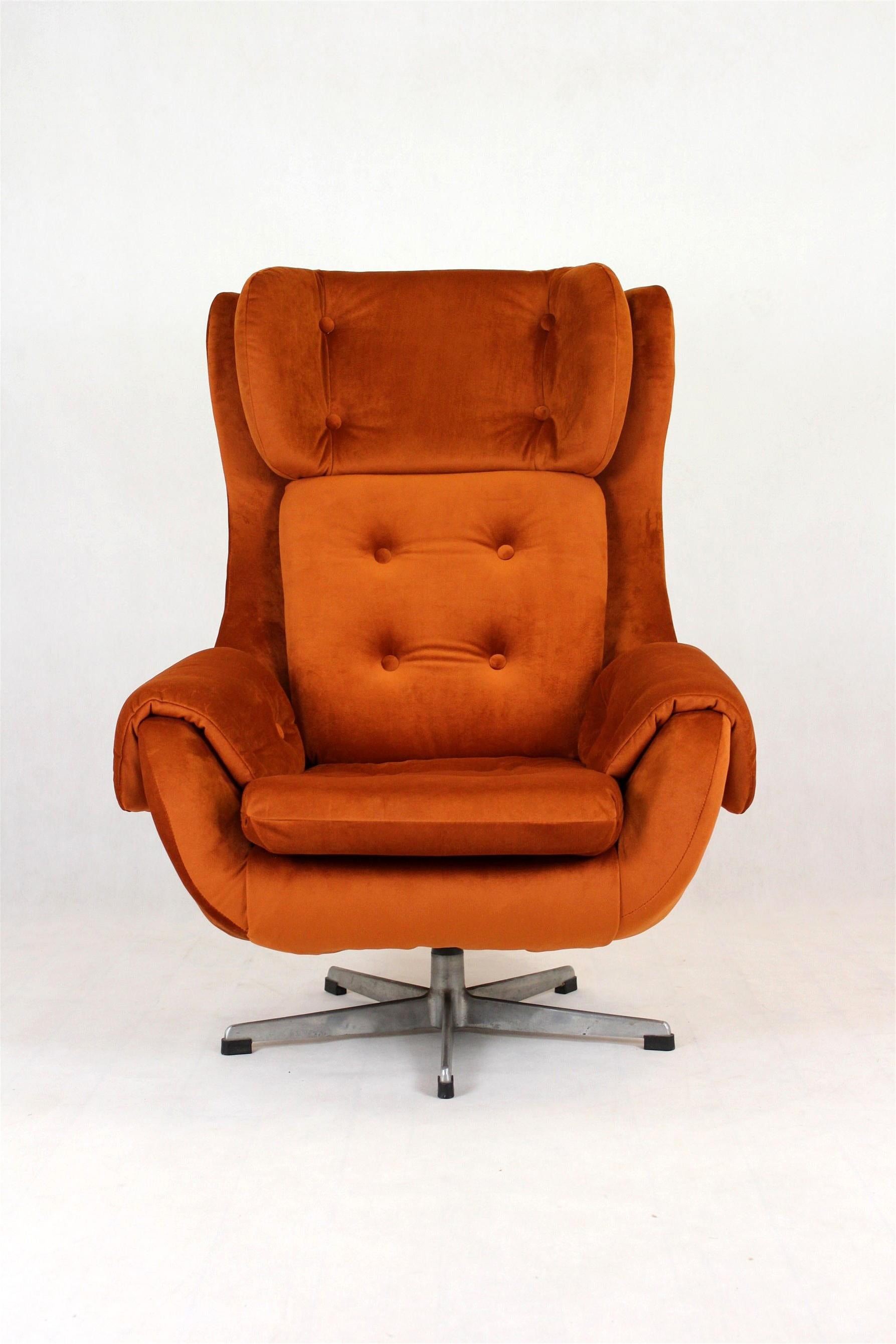 This wing swivel lounge chair was produced by UP Zavody Rousinov in the 1970s in former Czechoslovakia. The armchair has been restored, has new foams and is upholstered in high-quality fabric.

 