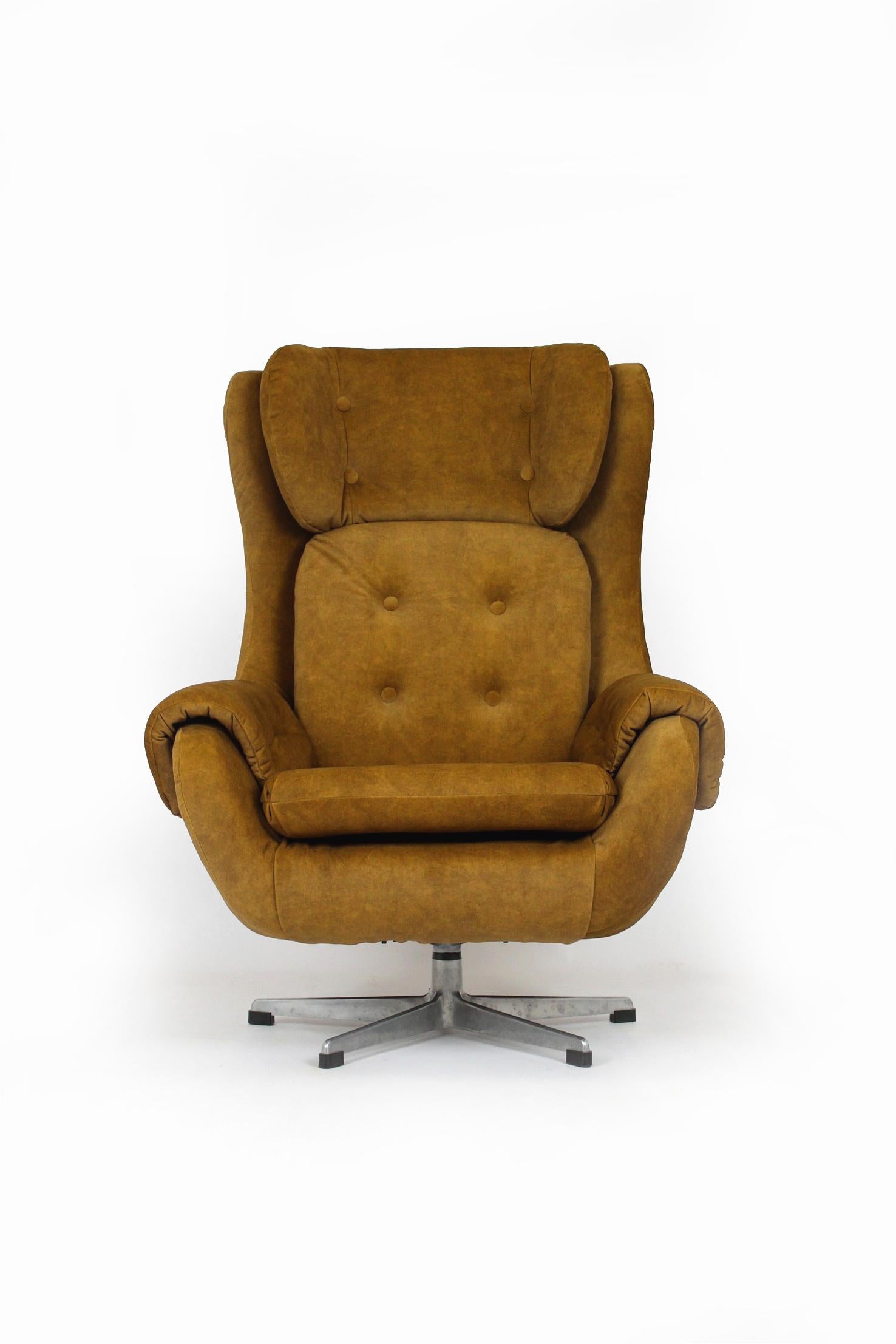 Cette chaise longue pivotante à oreilles a été produite par Up&Up Rousinov dans les années 1970 en ex-Tchécoslovaquie. Le fauteuil a été restauré, possède de nouvelles mousses et est tapissé d'un tissu de haute qualité.

 
