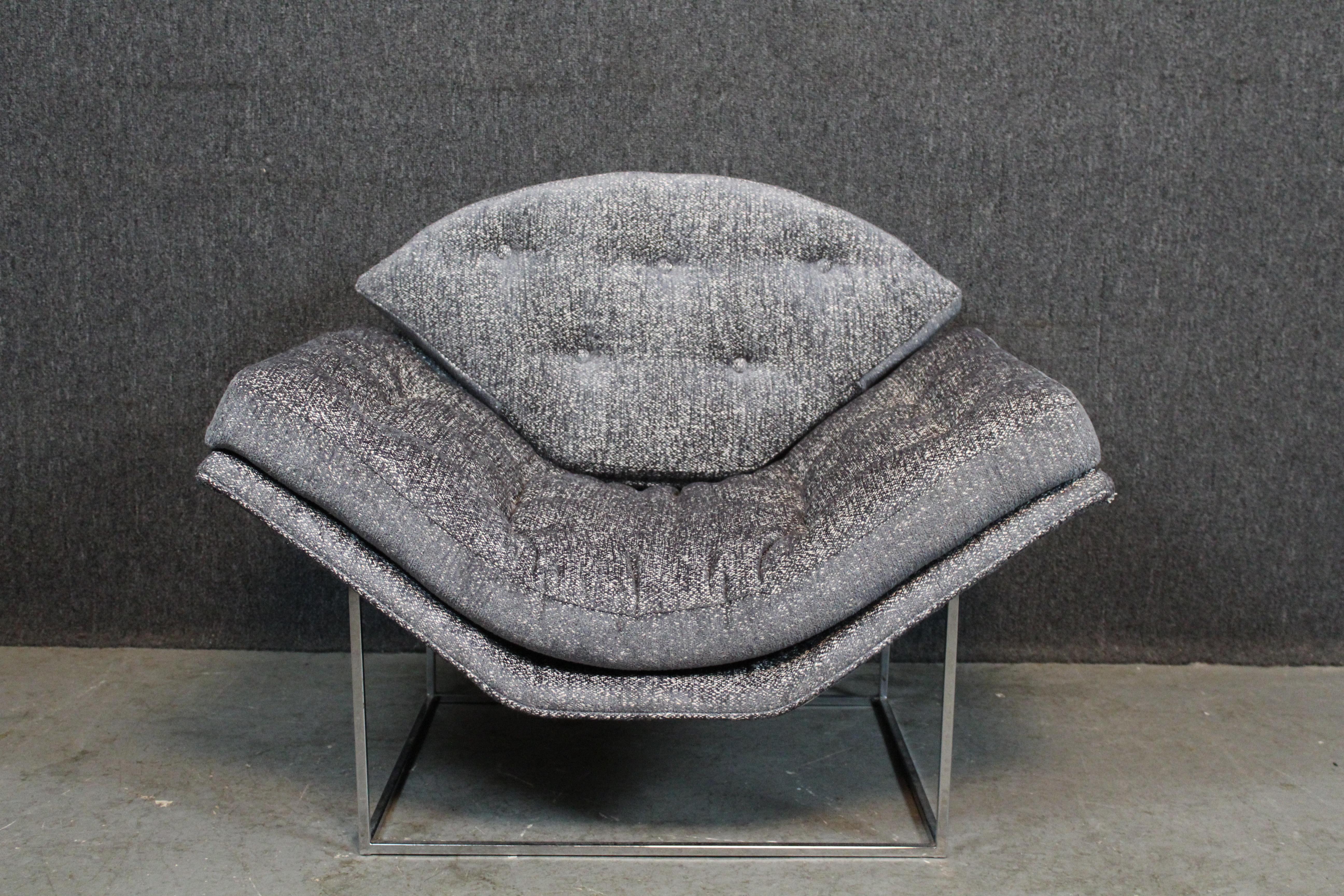 Don't miss out on this highly unusual design from the legendary portfolio of American Mid-Century Modern mastermind, Milo Baughman. Showcasing his iconic 