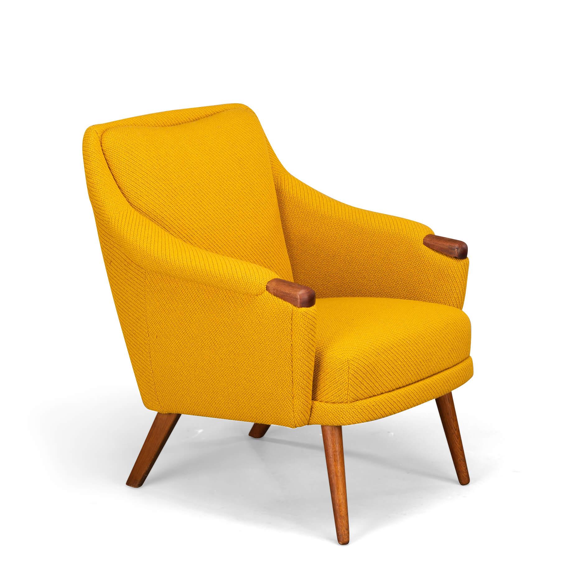 Le fauteuil de Johannes Andersen pour le CFC de Silkeborg est recouvert d'un superbe tissu neuf. Cette chaise a été retapissée avec Kvadrat, Coda 2, conformément à la tapisserie originale conçue par Andersen. Ce canapé possède un siège spacieux mais