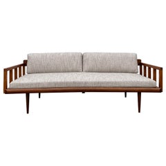 Neu gepolstertes jugoslawisches Daybed aus Teakholz aus der Mitte des Jahrhunderts