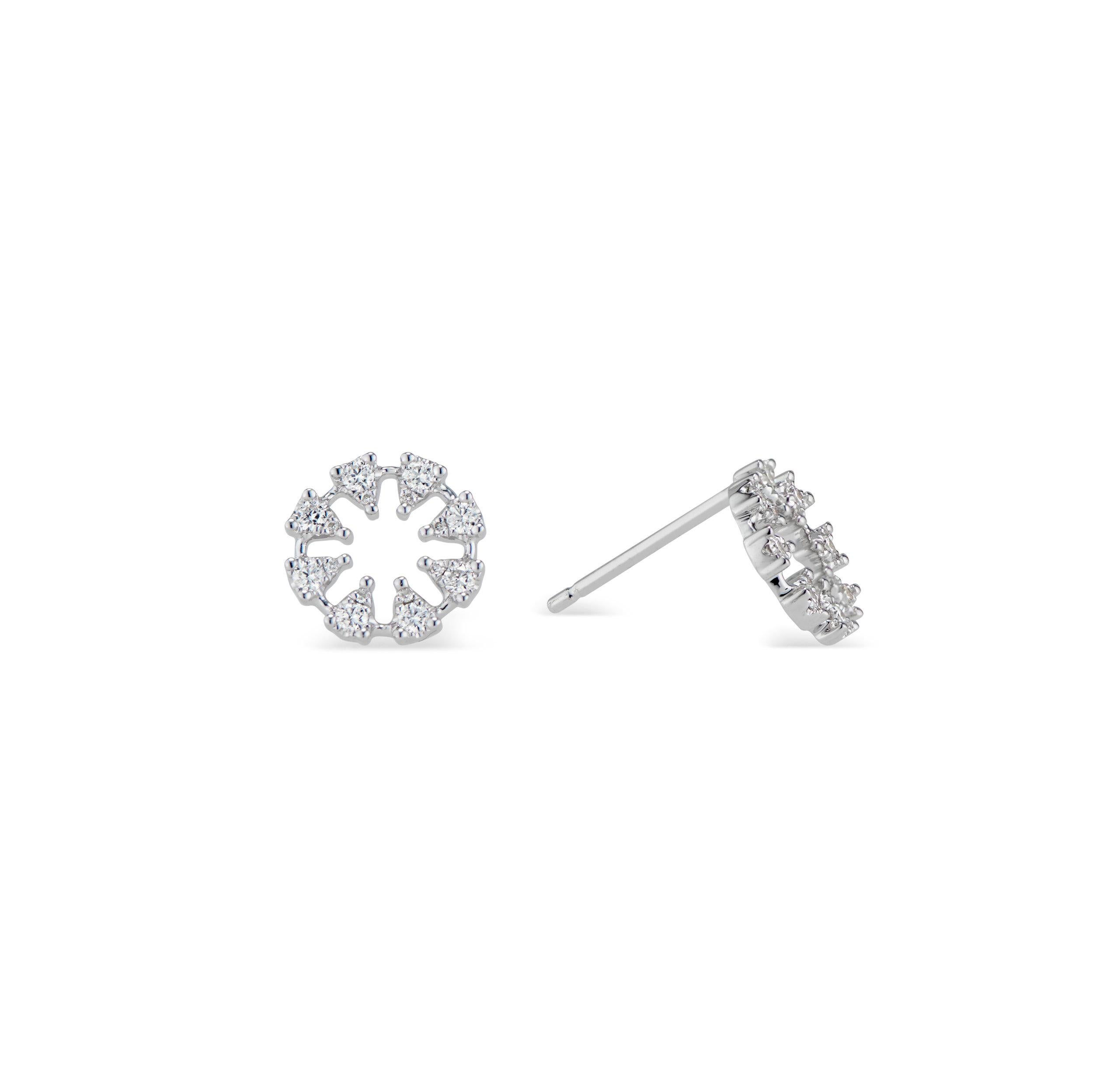 Des triangles de diamants blancs brillants créent un cercle ouvert dans cette boucle d'oreille unique. Les boucles d'oreilles en diamant rond Reveve sont à la hauteur de leur définition, créant une déclaration éthérée sur le doigt. En or blanc 18k.